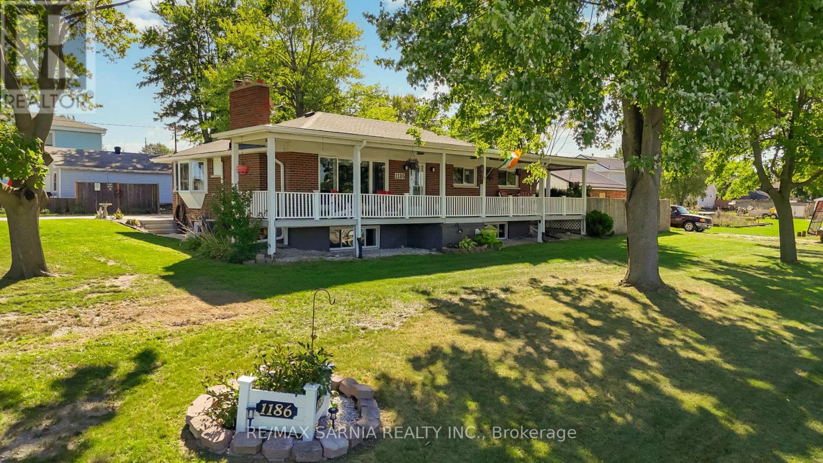 1186 ST. CLAIR PARKWAY Property Photo 1