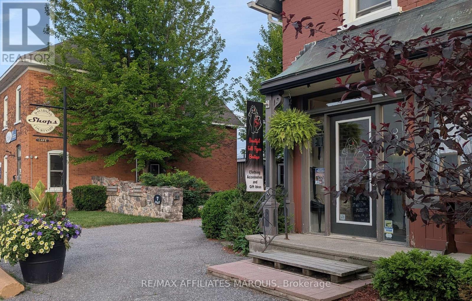 7 Russell Street W Property Photo 5