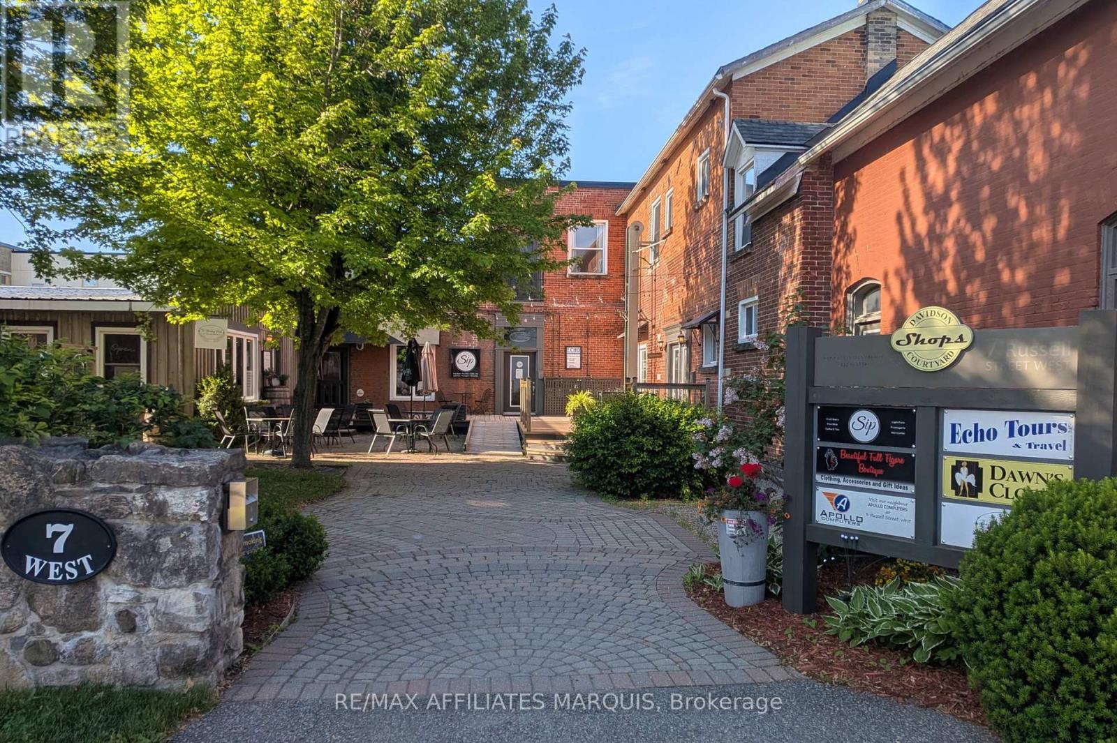 7 Russell Street W Property Photo 6