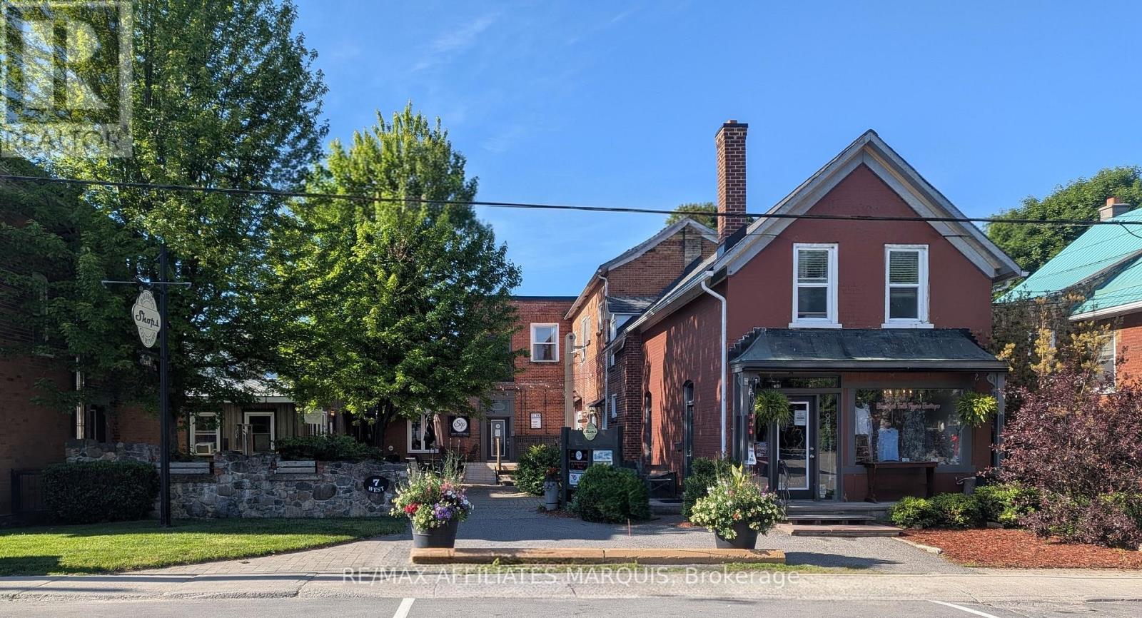 7 Russell Street W Property Photo 11