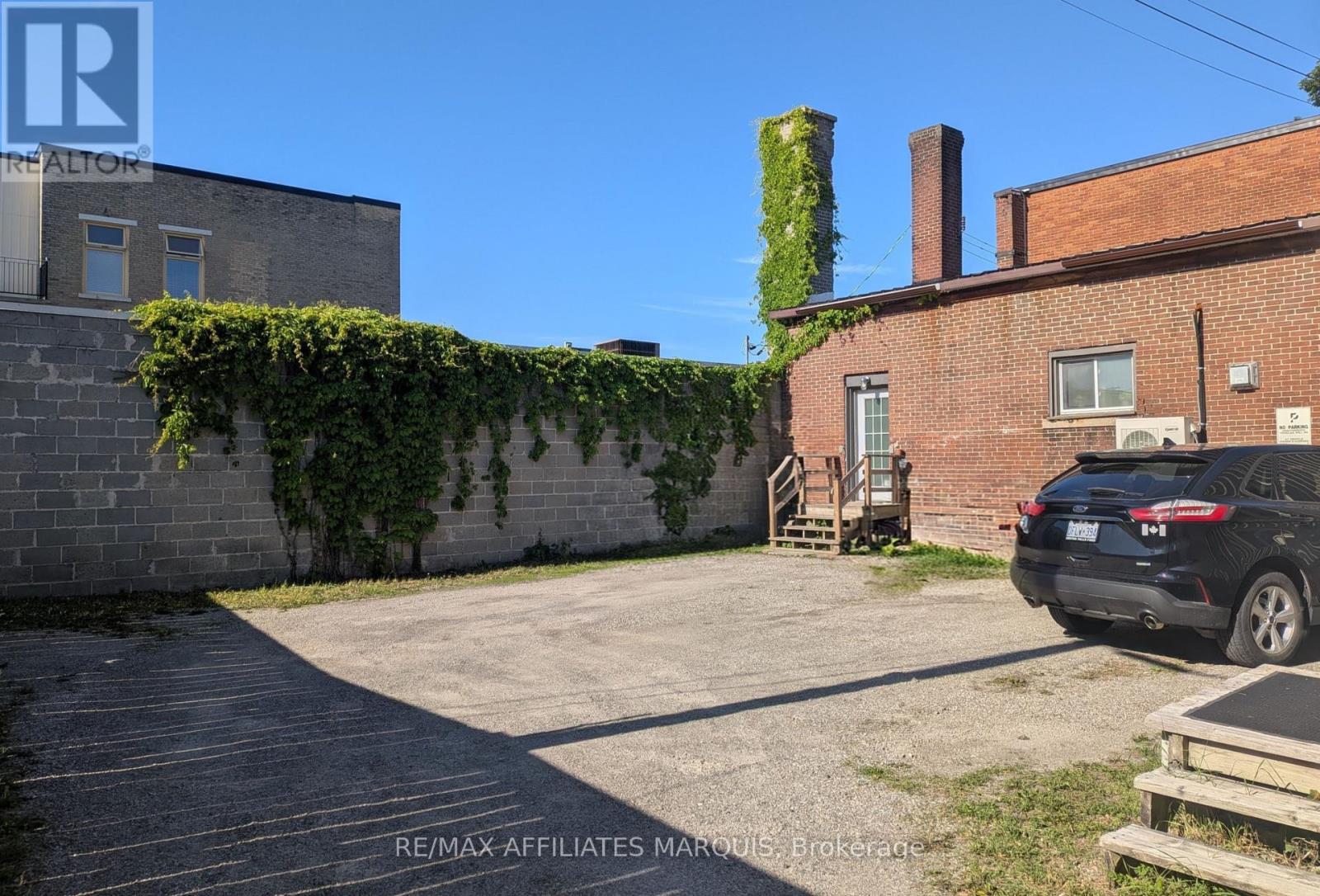 7 Russell Street W Property Photo 12