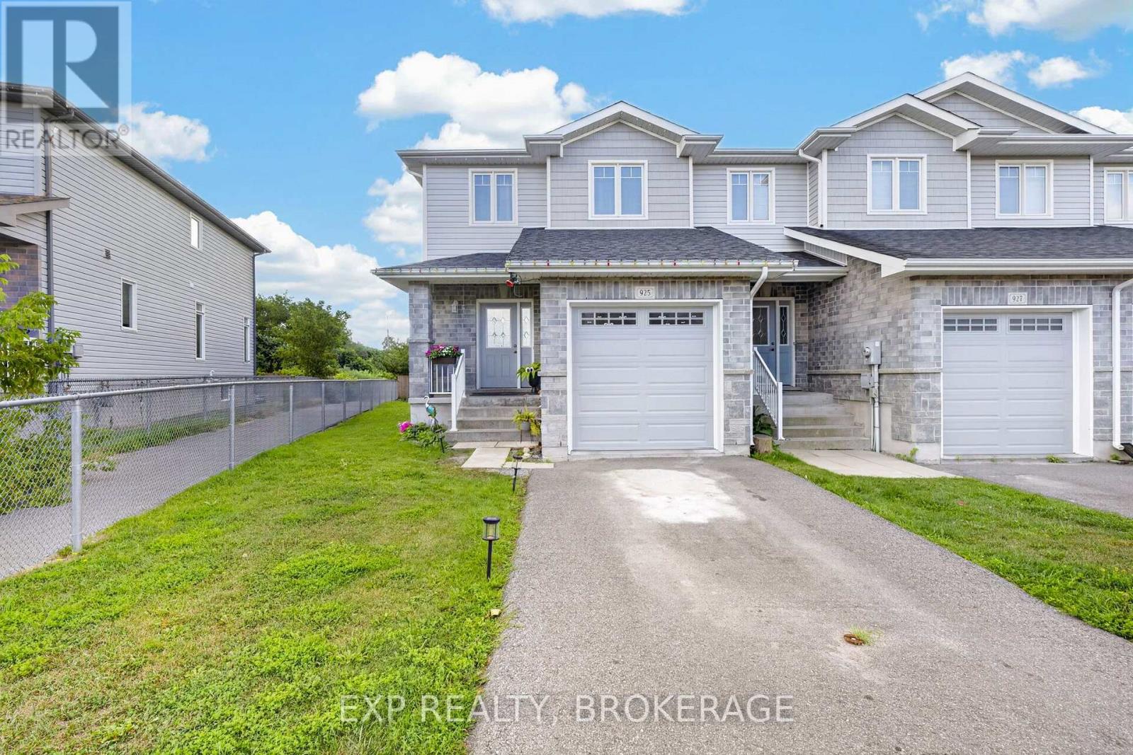 925 Blossom Street Property Photo 1