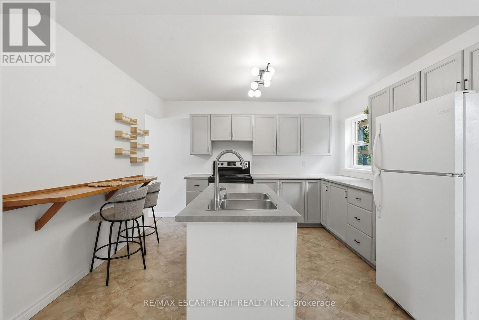 166 Emerald Street S Property Photo 12