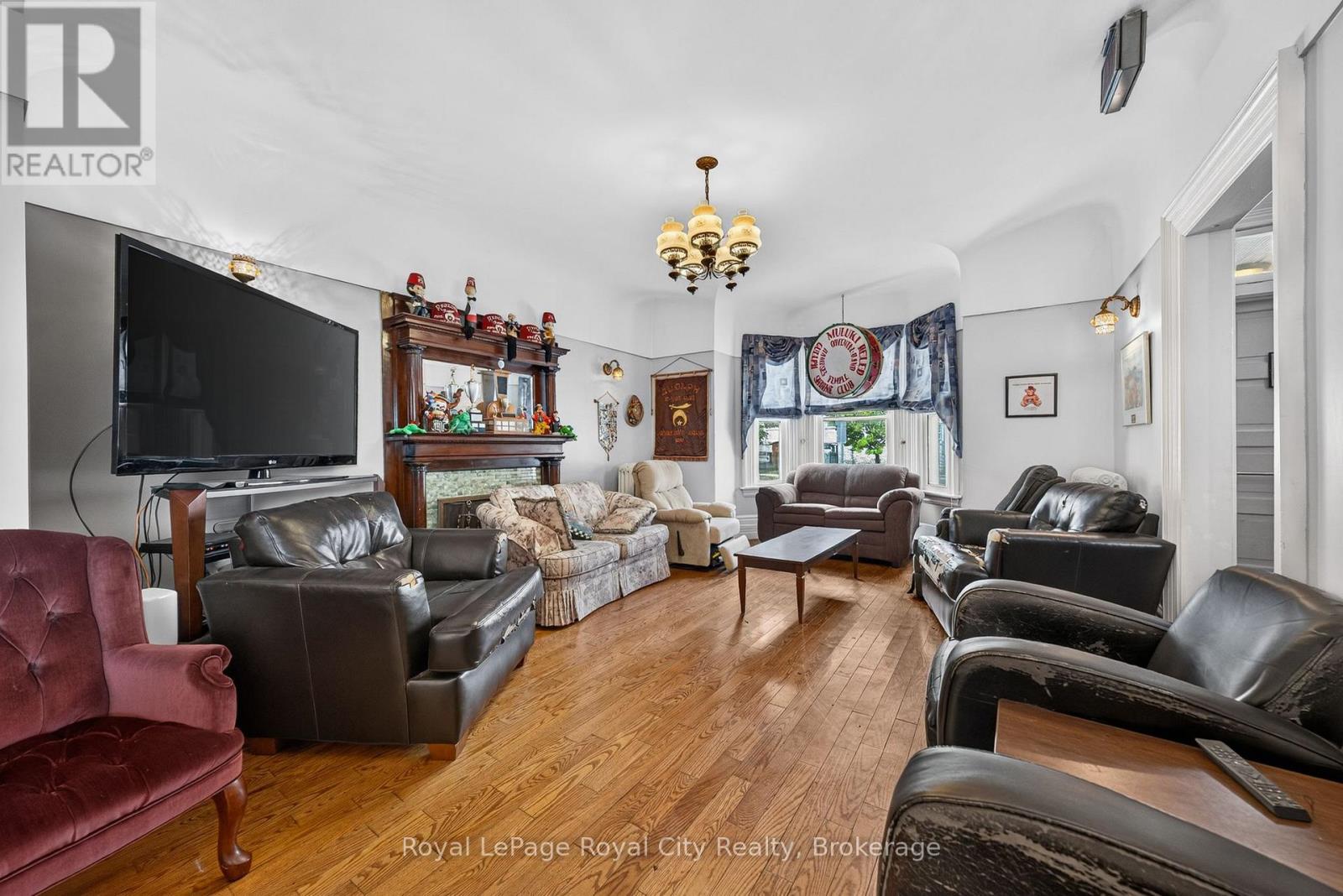 15 Cork Street E Property Photo 5