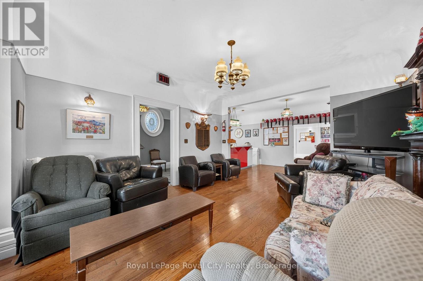 15 Cork Street E Property Photo 6
