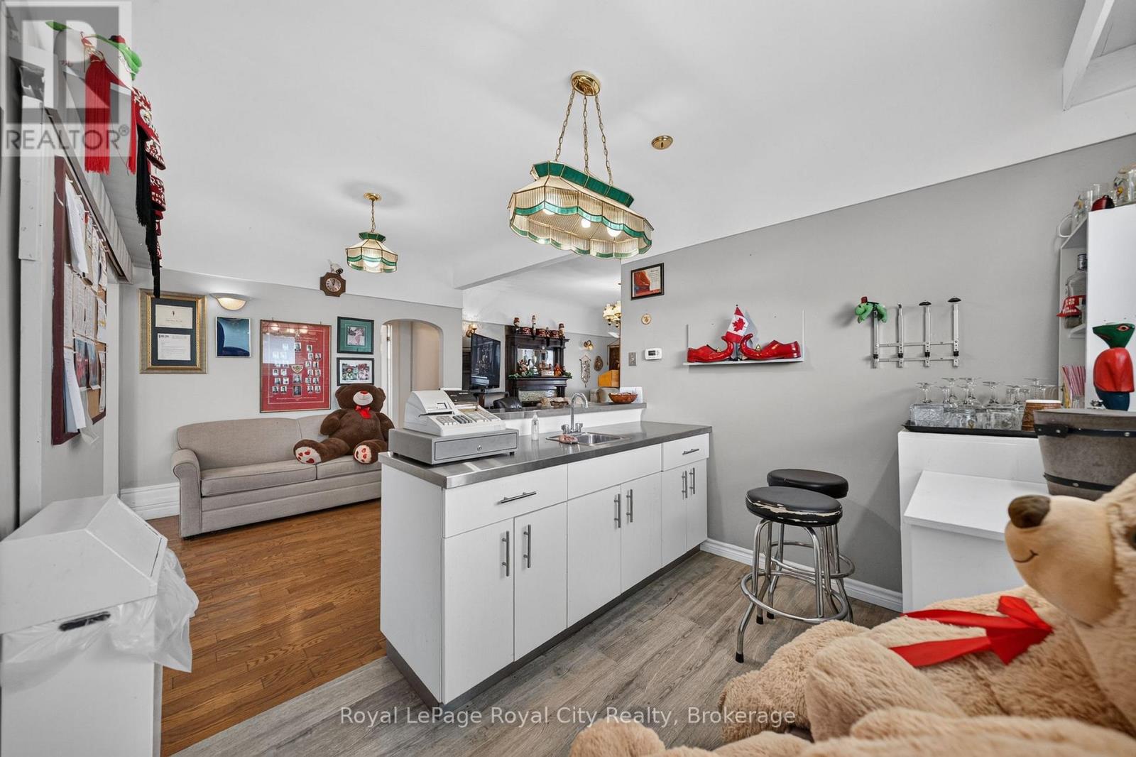 15 Cork Street E Property Photo 8