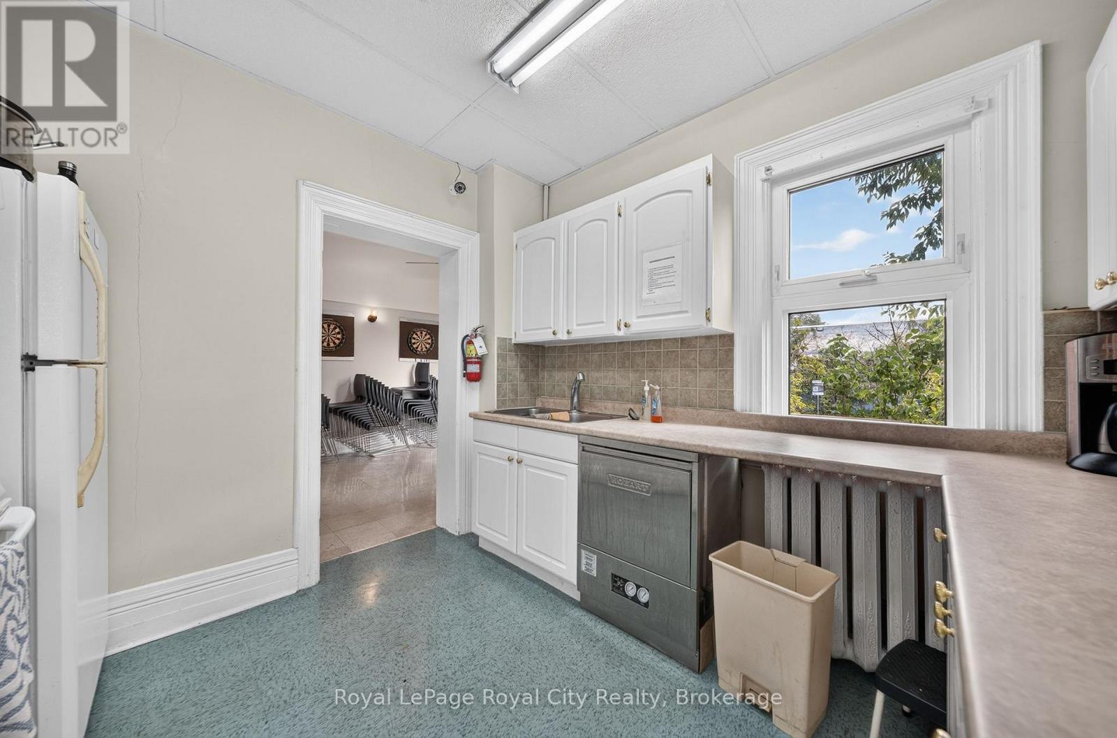 15 Cork Street E Property Photo 12