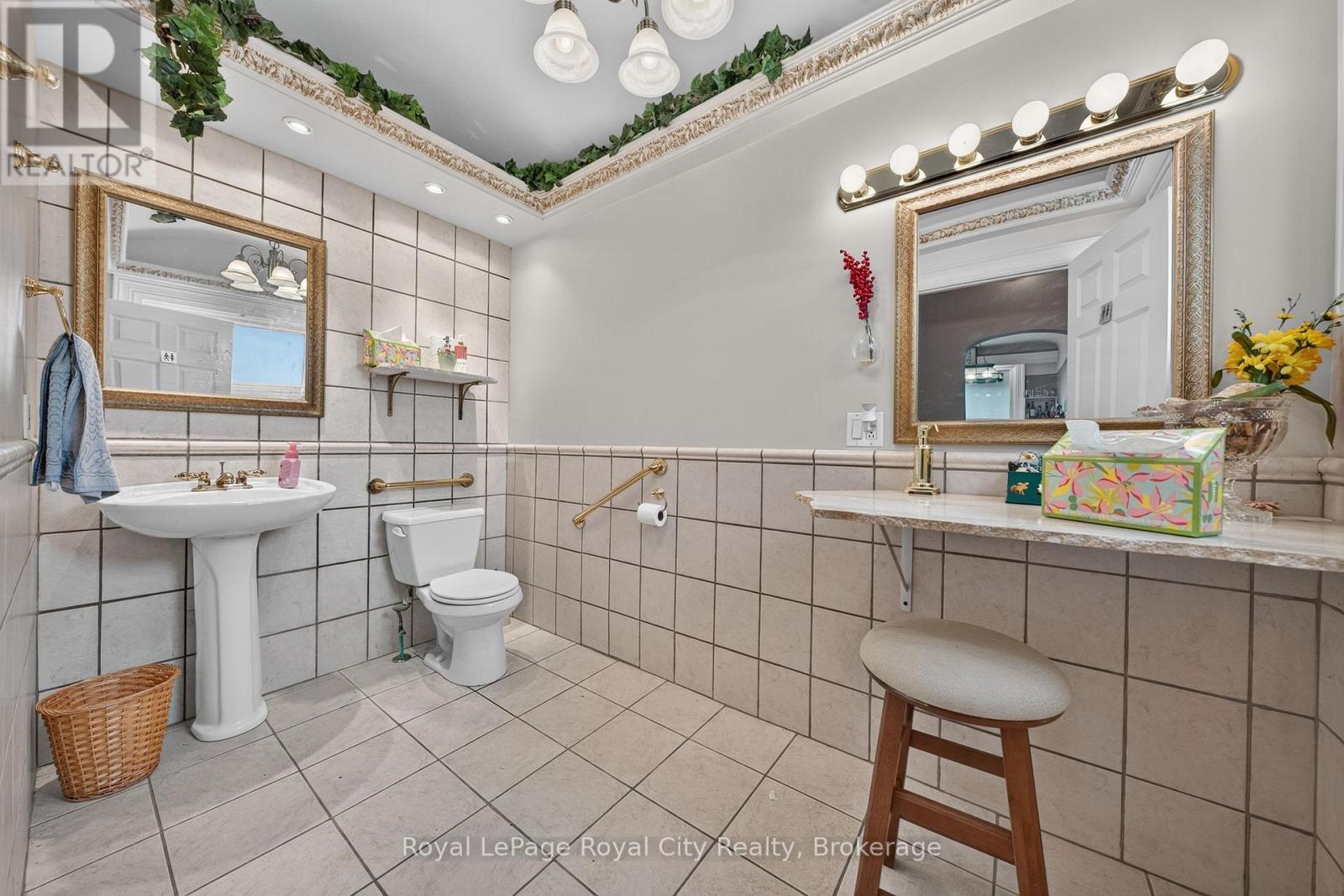15 Cork Street E Property Photo 13
