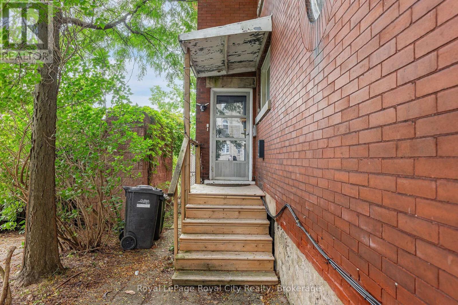 15 Cork Street E Property Photo 14