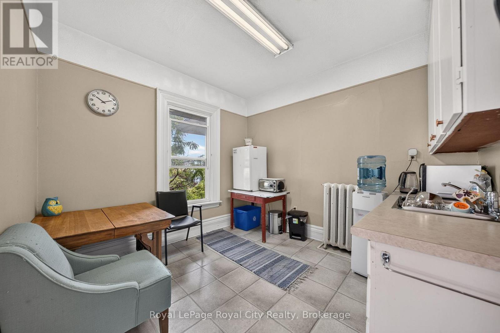 15 Cork Street E Property Photo 18