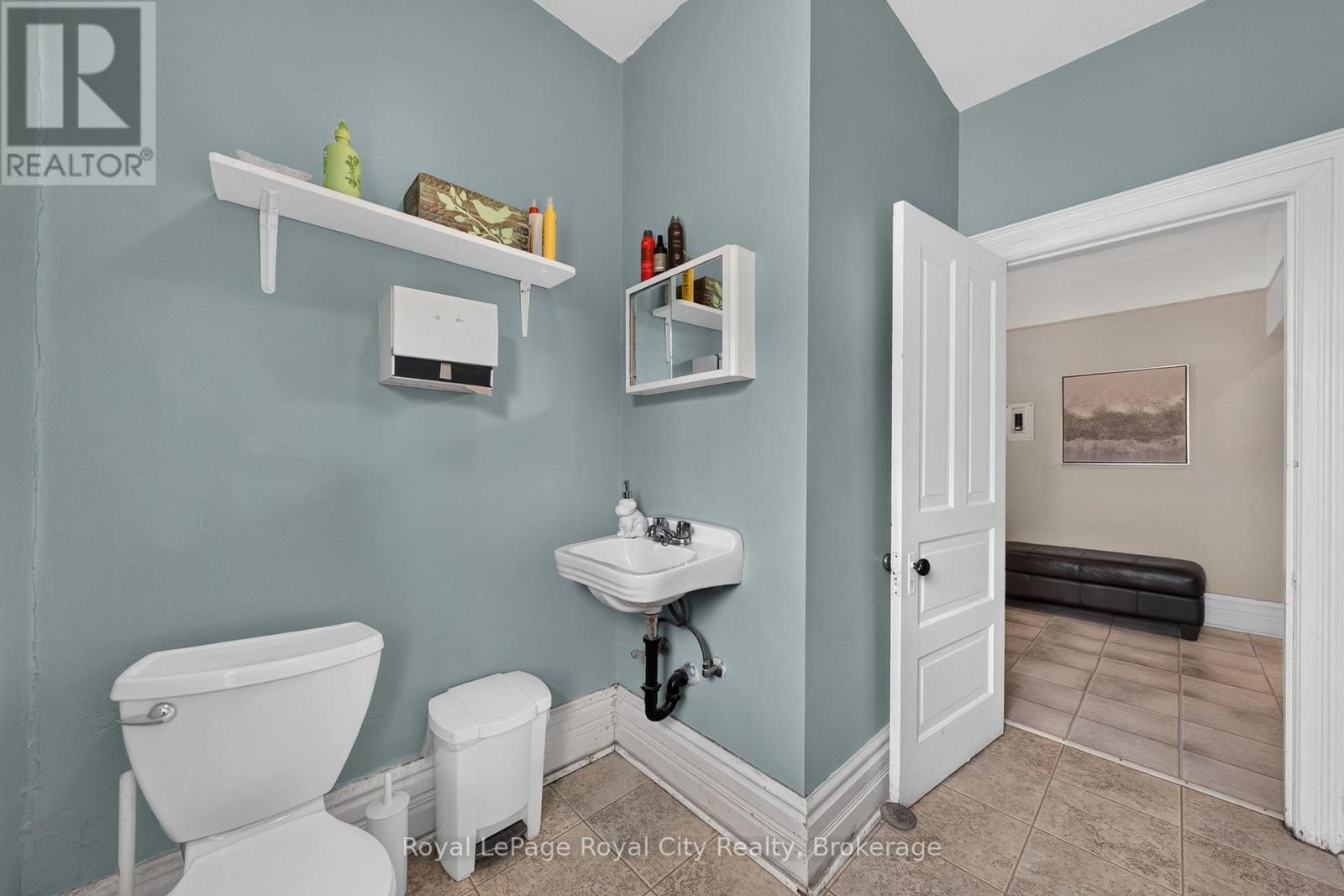 15 Cork Street E Property Photo 22