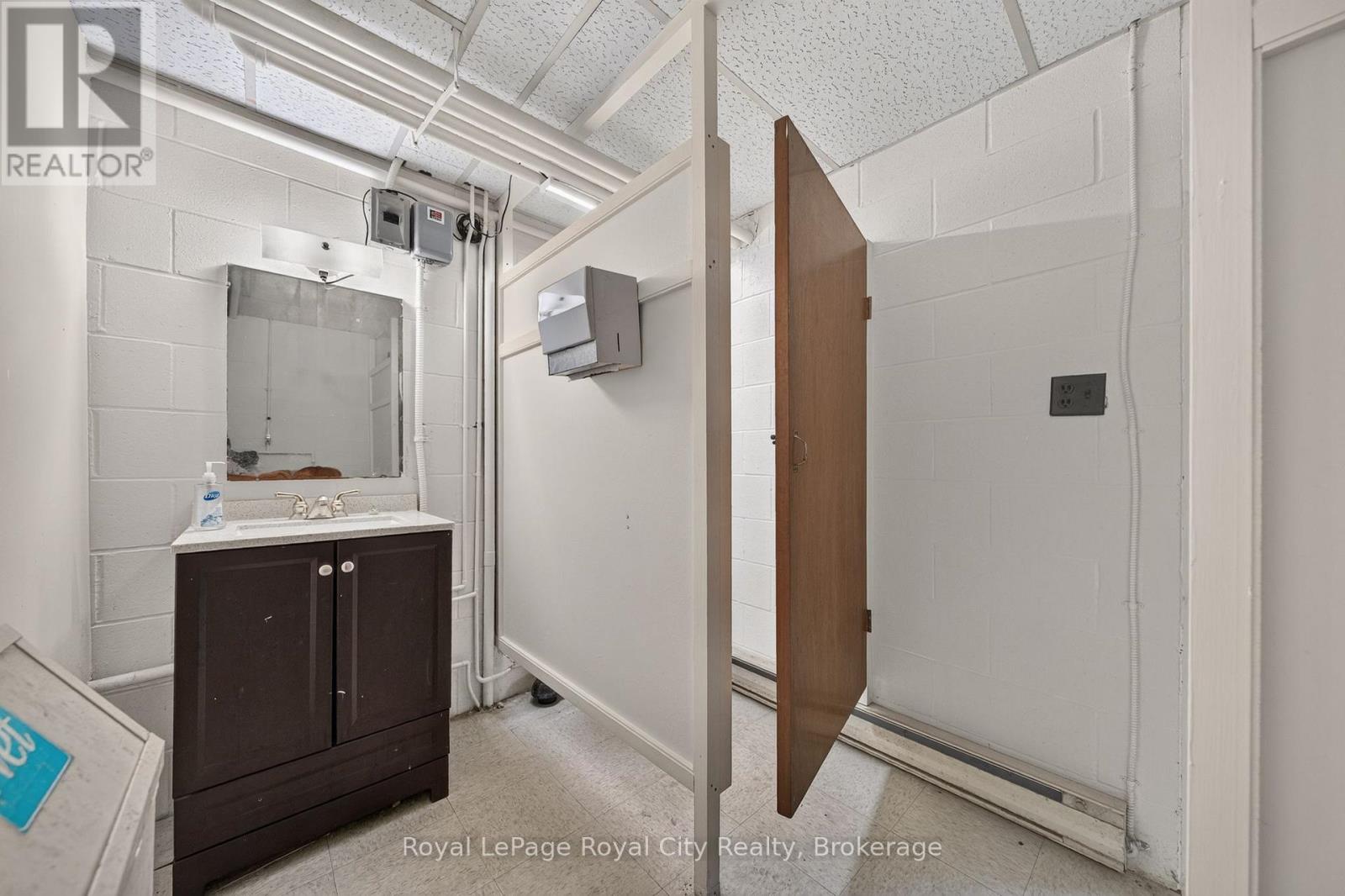 15 Cork Street E Property Photo 29