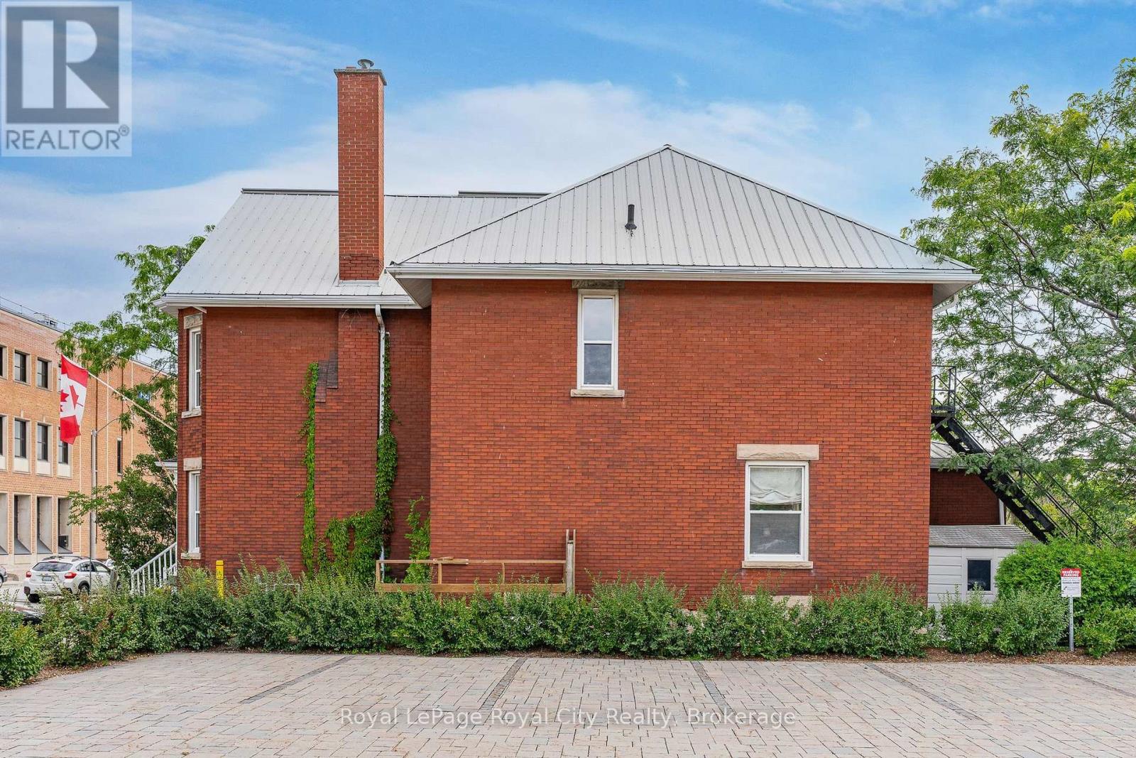15 Cork Street E Property Photo 31
