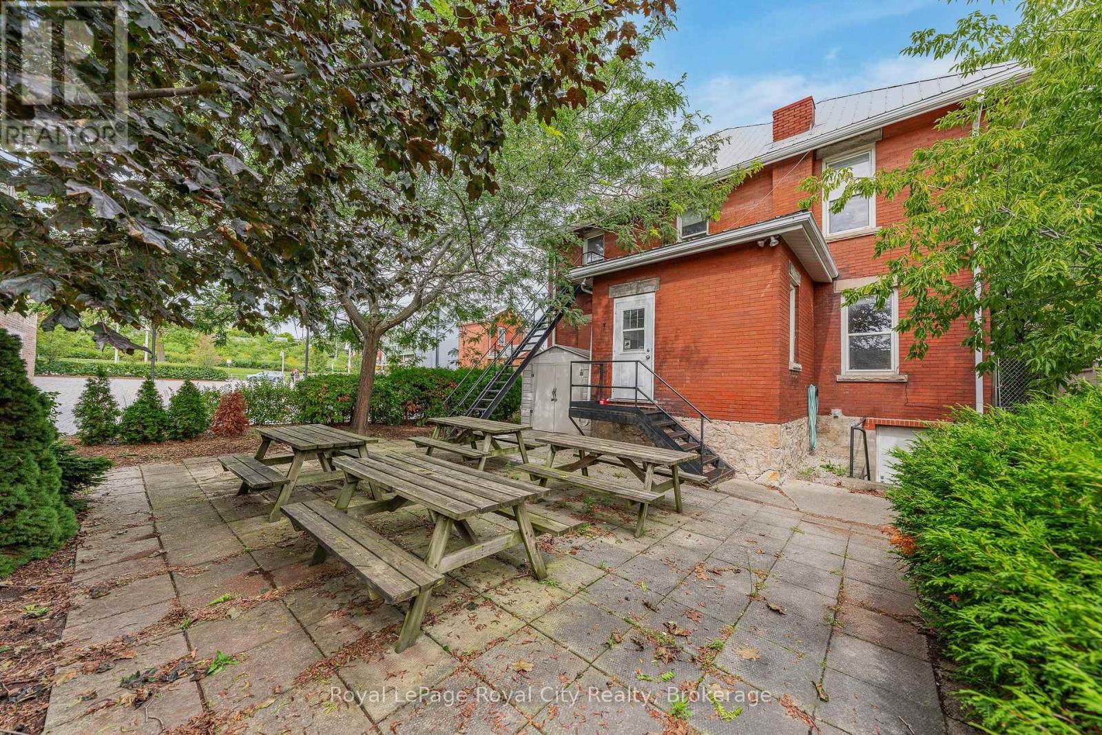 15 Cork Street E Property Photo 33