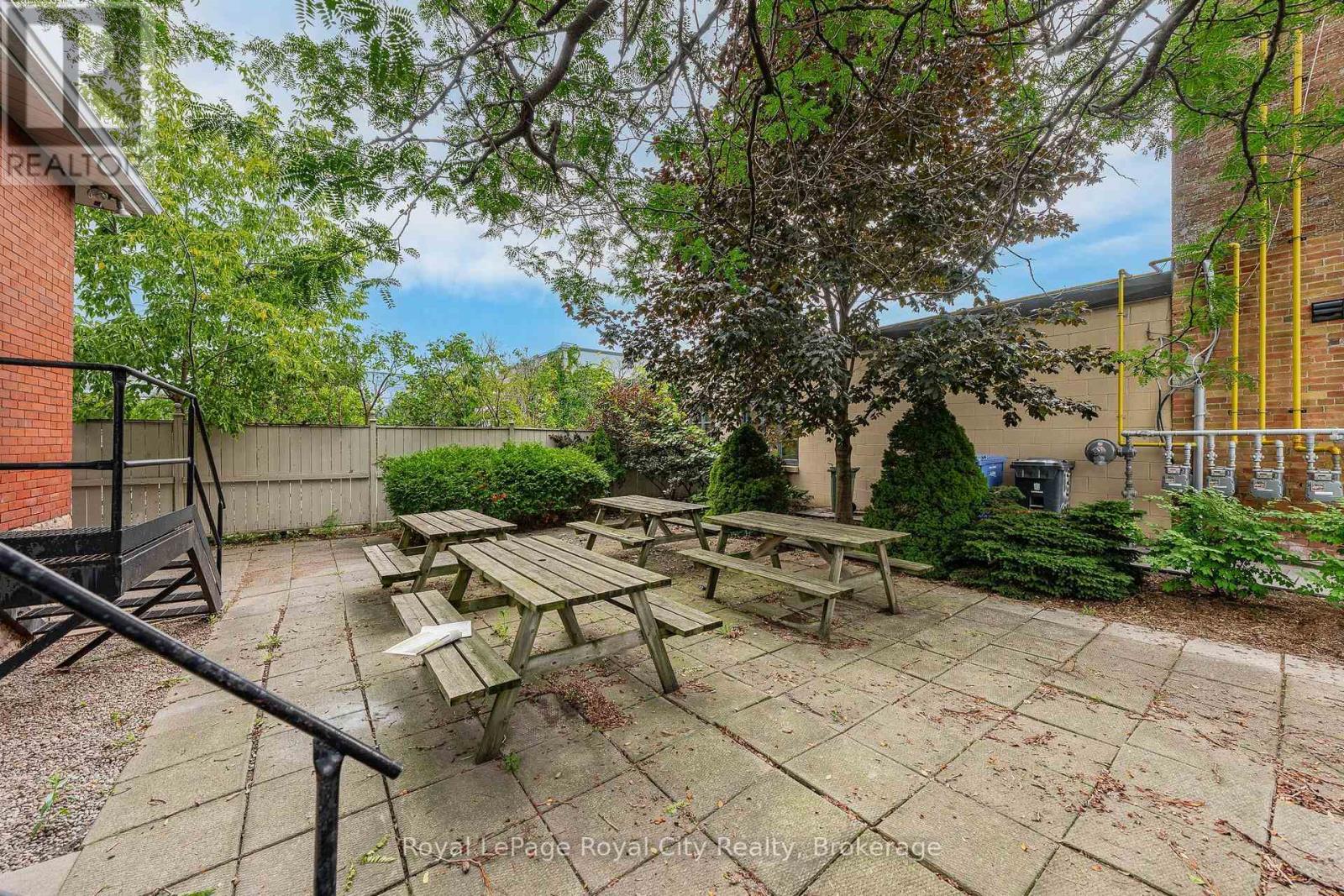 15 Cork Street E Property Photo 34