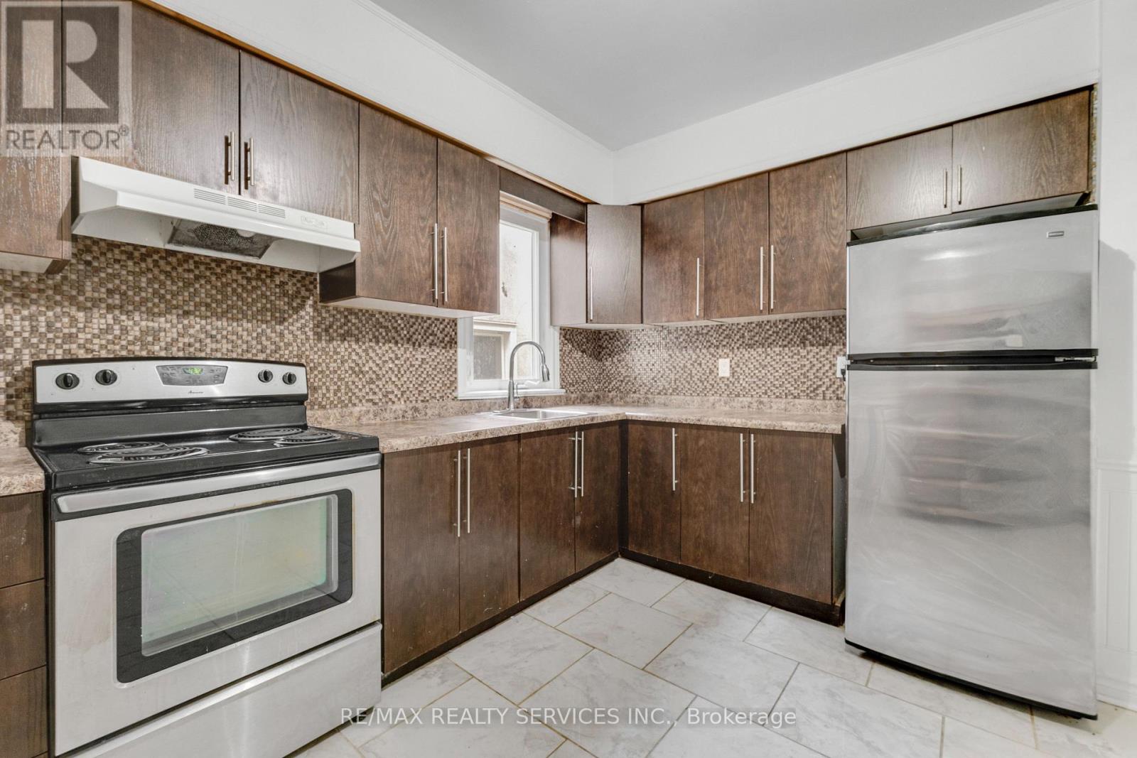 104 Hess Street S Property Photo 14