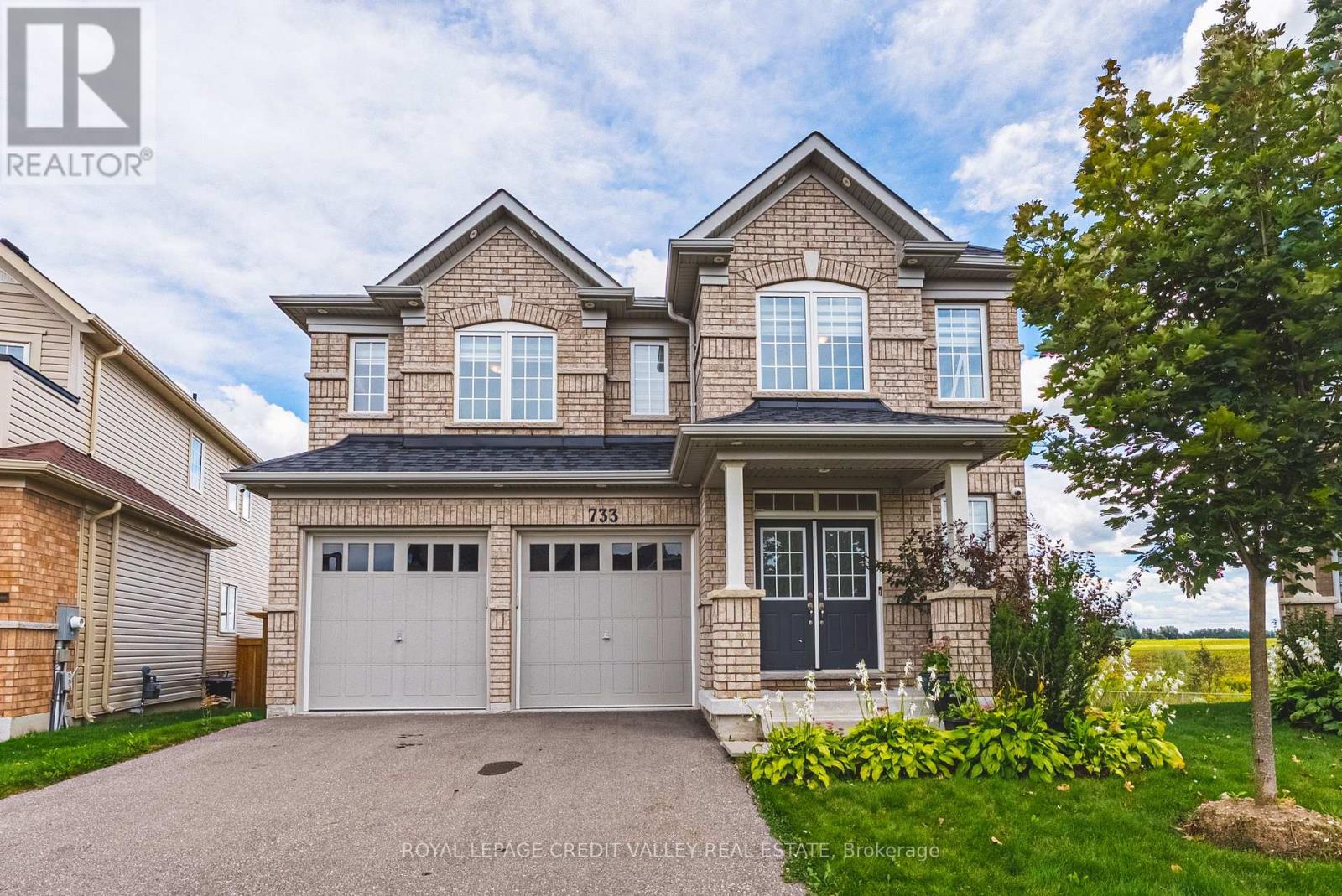 733 Gilmour Crescent W Property Photo 2