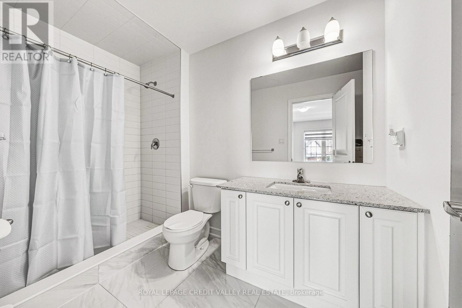 733 Gilmour Crescent W Property Photo 7