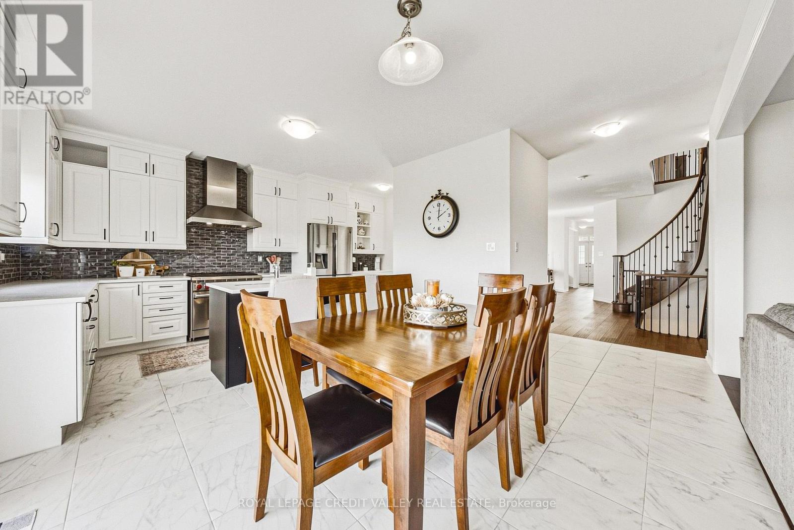 733 Gilmour Crescent W Property Photo 15
