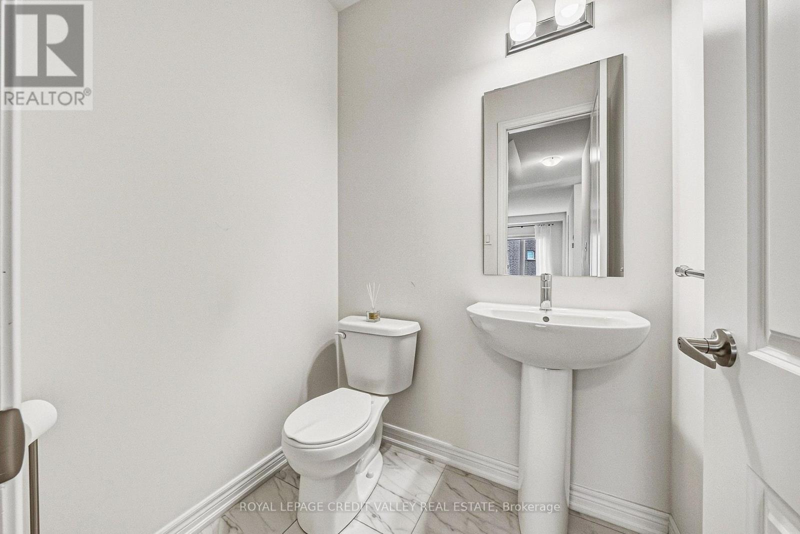 733 Gilmour Crescent W Property Photo 20