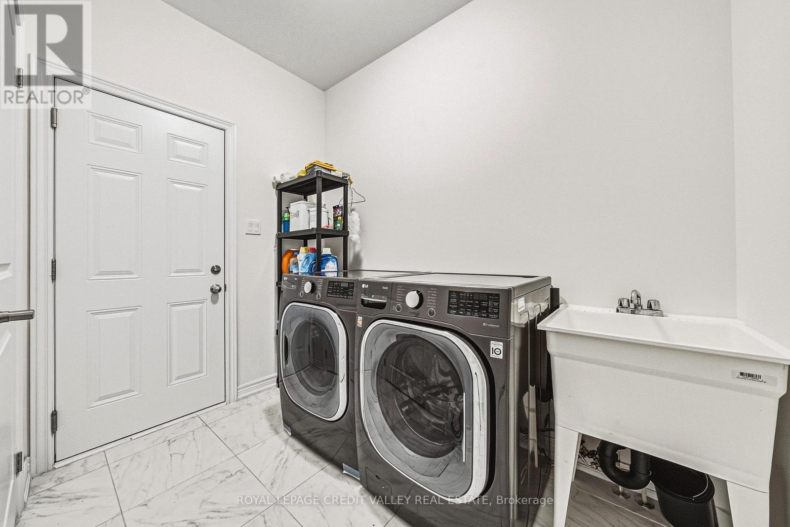 733 Gilmour Crescent W Property Photo 21