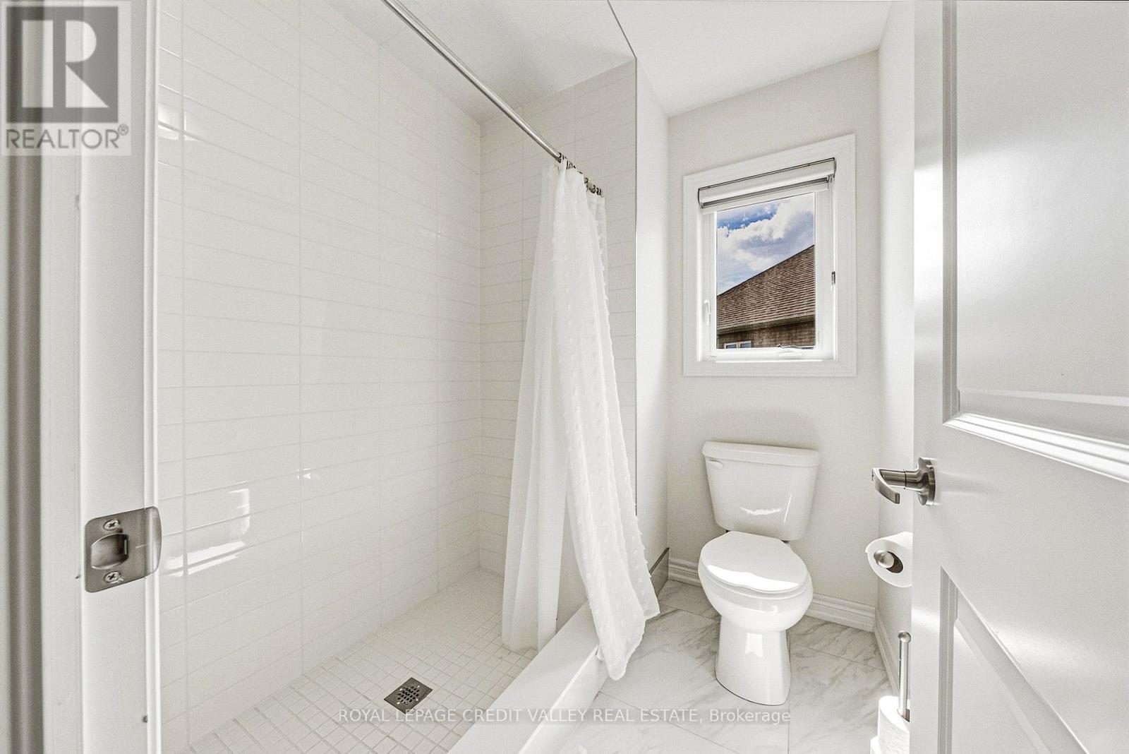 733 Gilmour Crescent W Property Photo 34