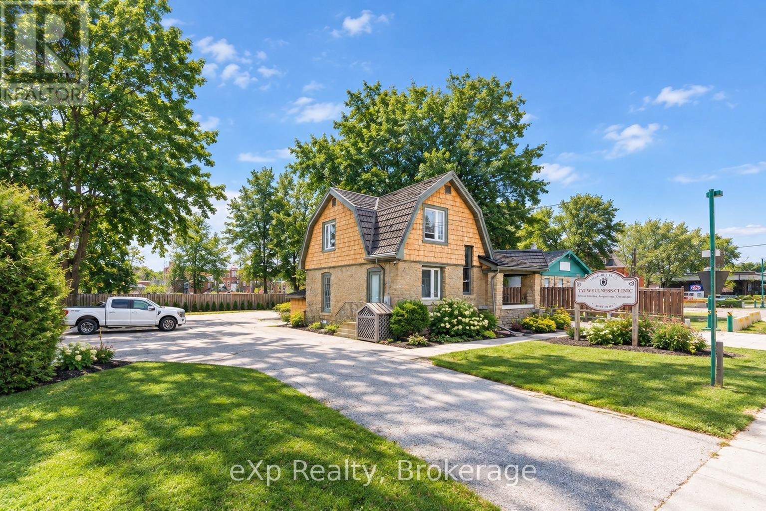 1025 2nd Avenue W Property Photo 2