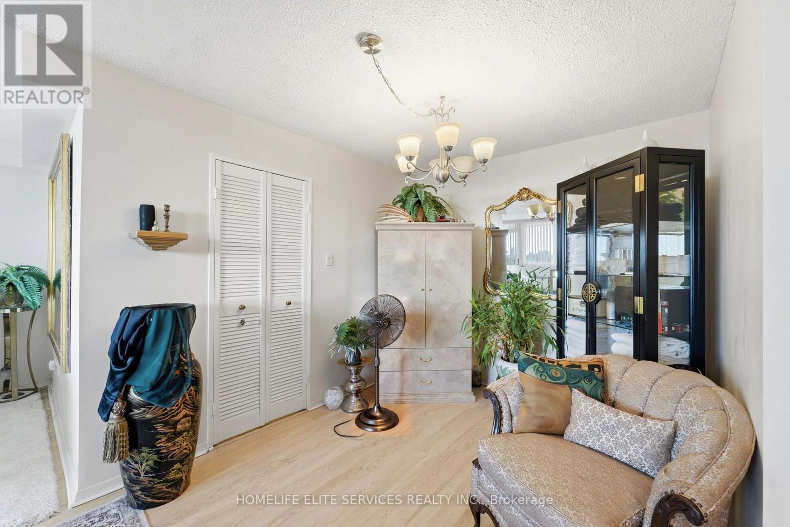 909 - 500 Laurier Avenue W Property Photo 6