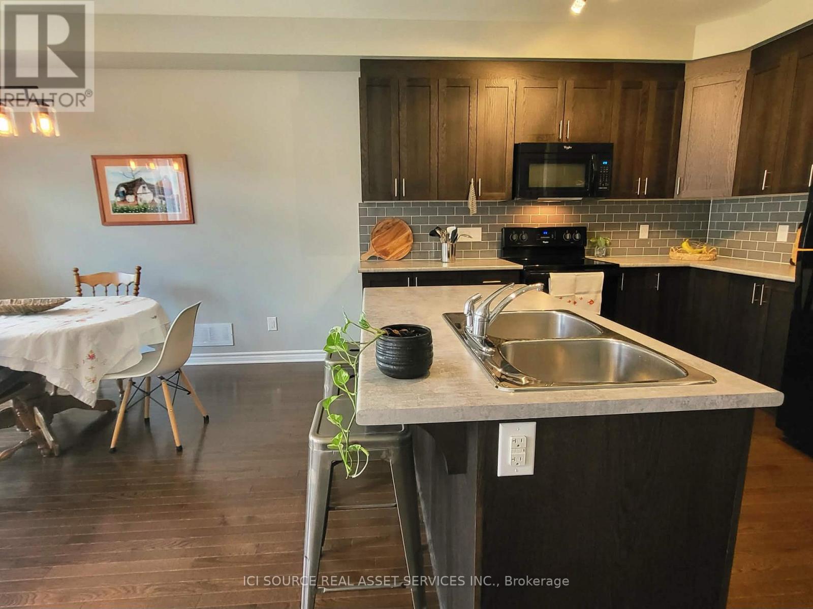 308 Fergus Crescent Property Photo 9