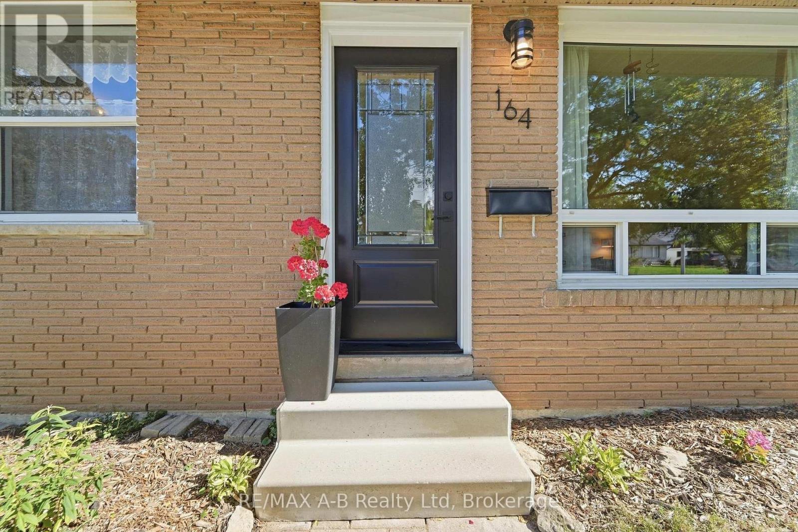 164 Redford Crescent Property Photo 2