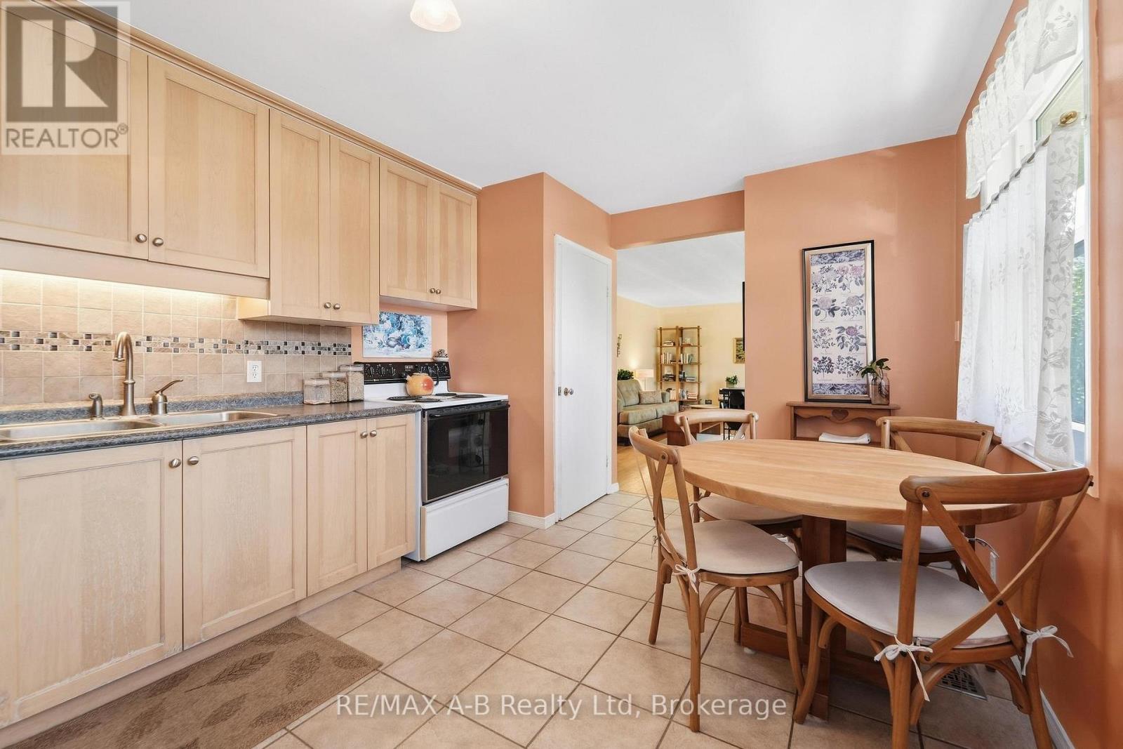 164 Redford Crescent Property Photo 3
