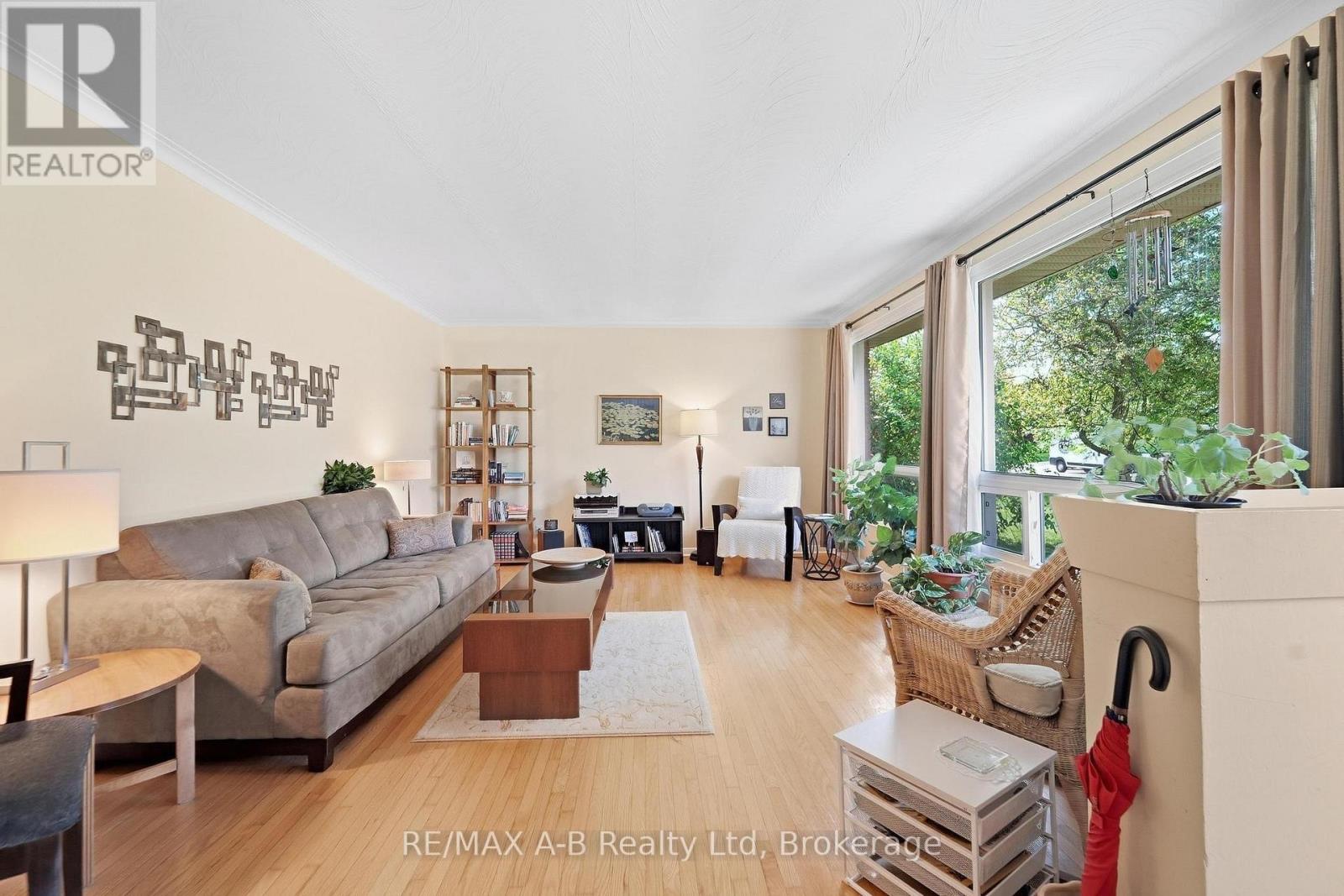 164 Redford Crescent Property Photo 7