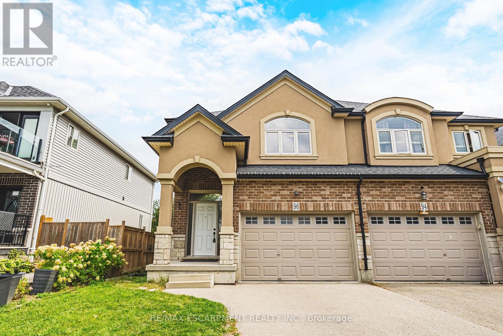 96 Springvalley Crescent Property Photo 1