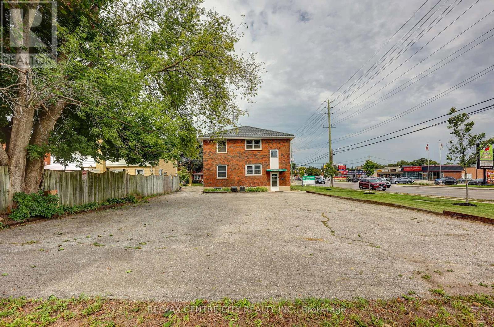 587 Lambton Street Property Photo 6