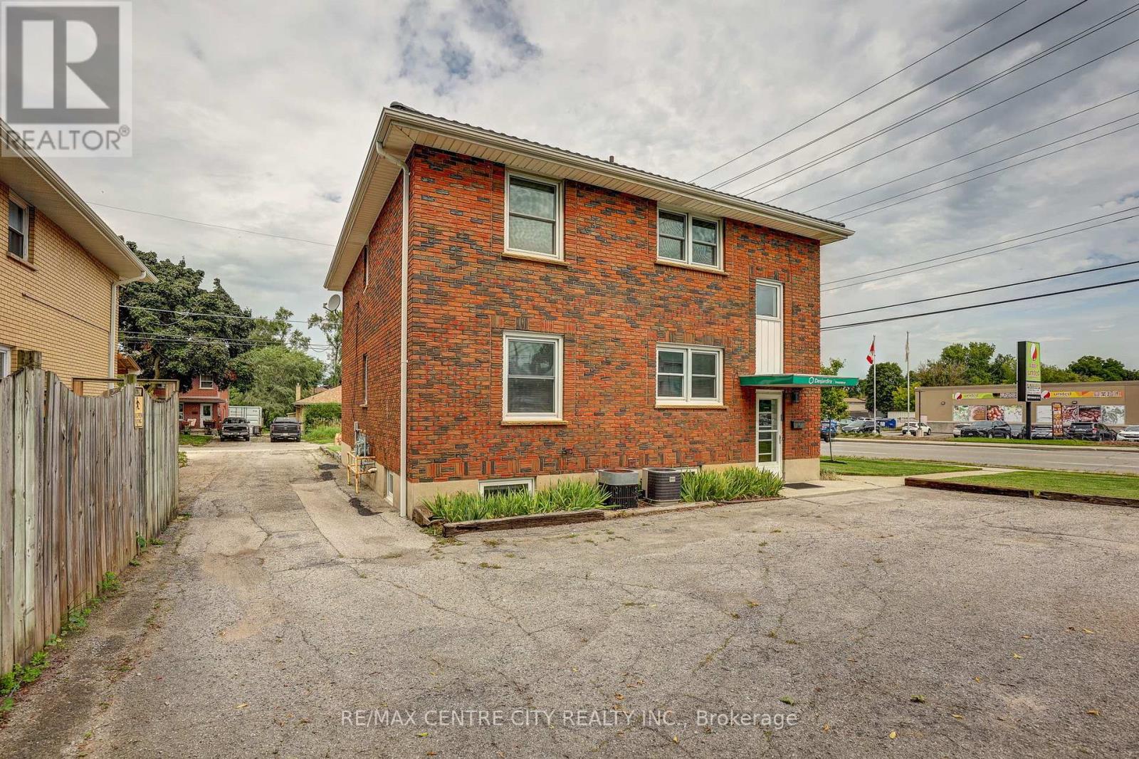 587 Lambton Street Property Photo 8