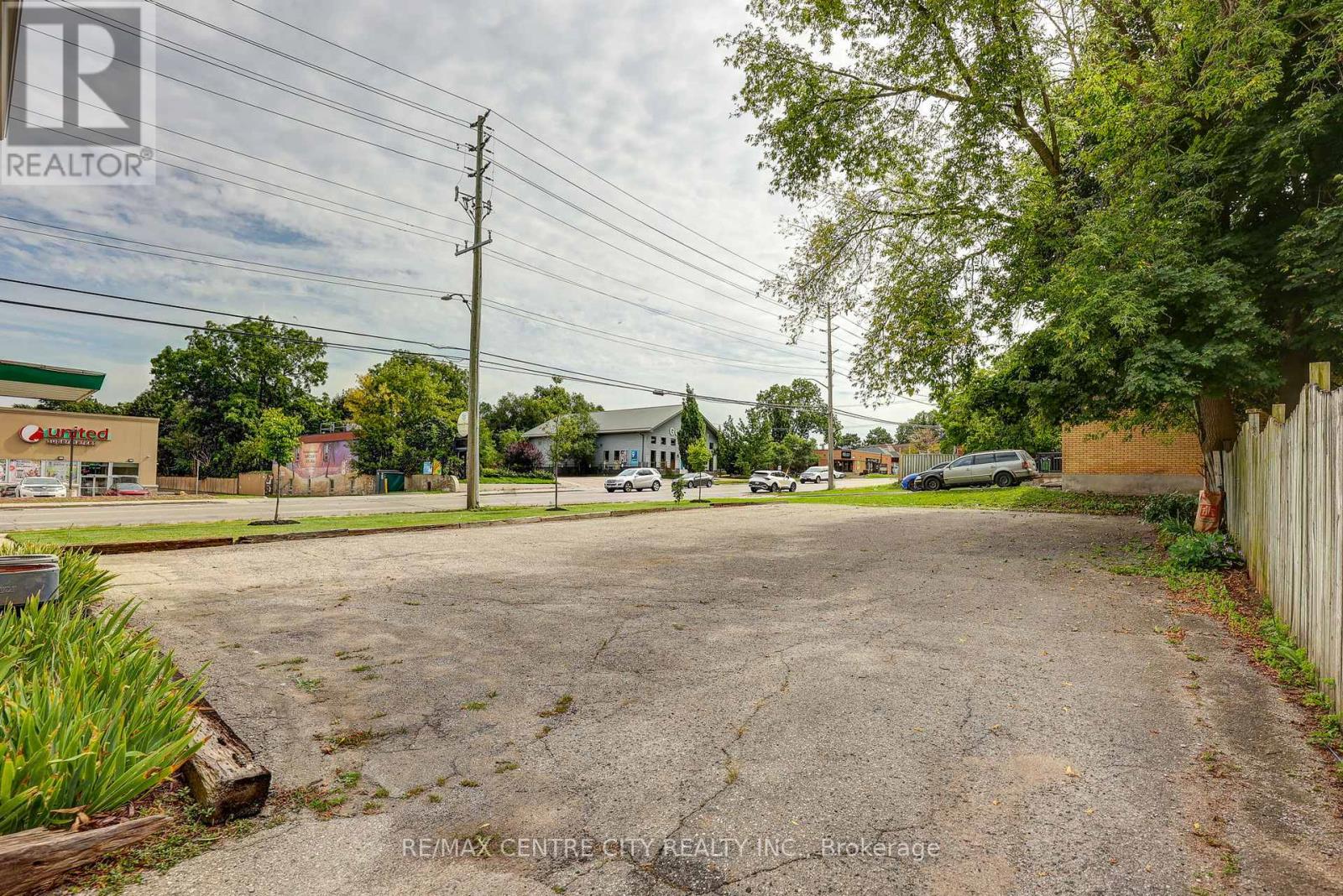 587 Lambton Street Property Photo 9