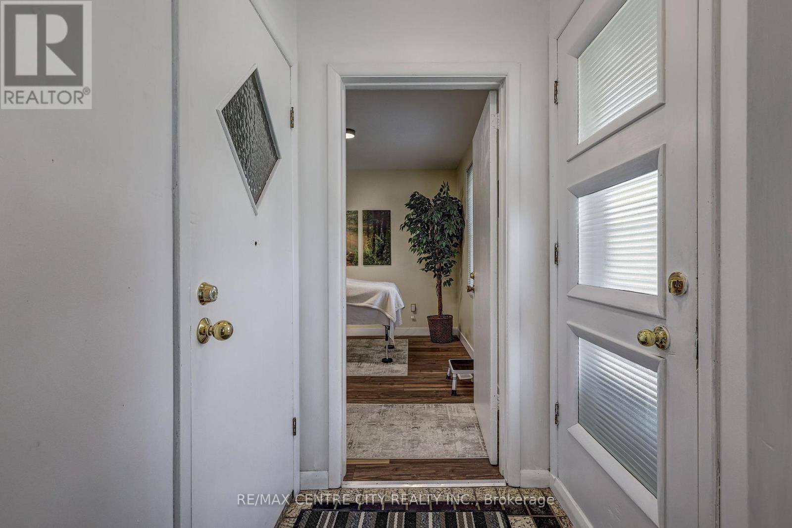587 Lambton Street Property Photo 23