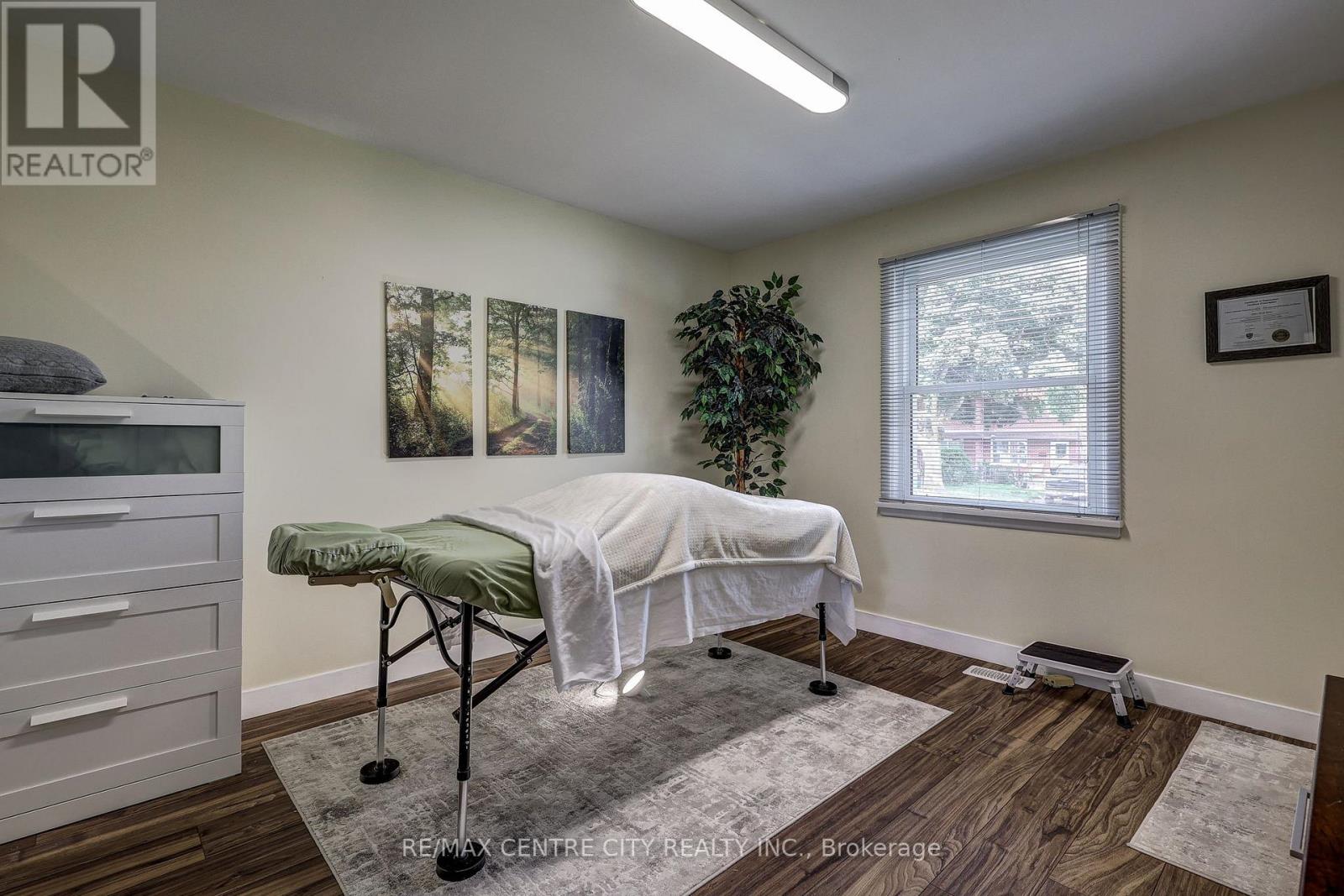587 Lambton Street Property Photo 25
