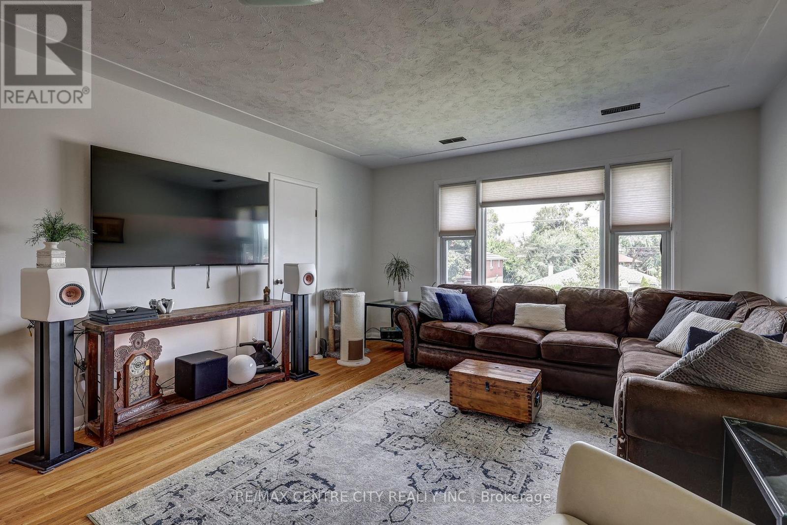 587 Lambton Street Property Photo 34