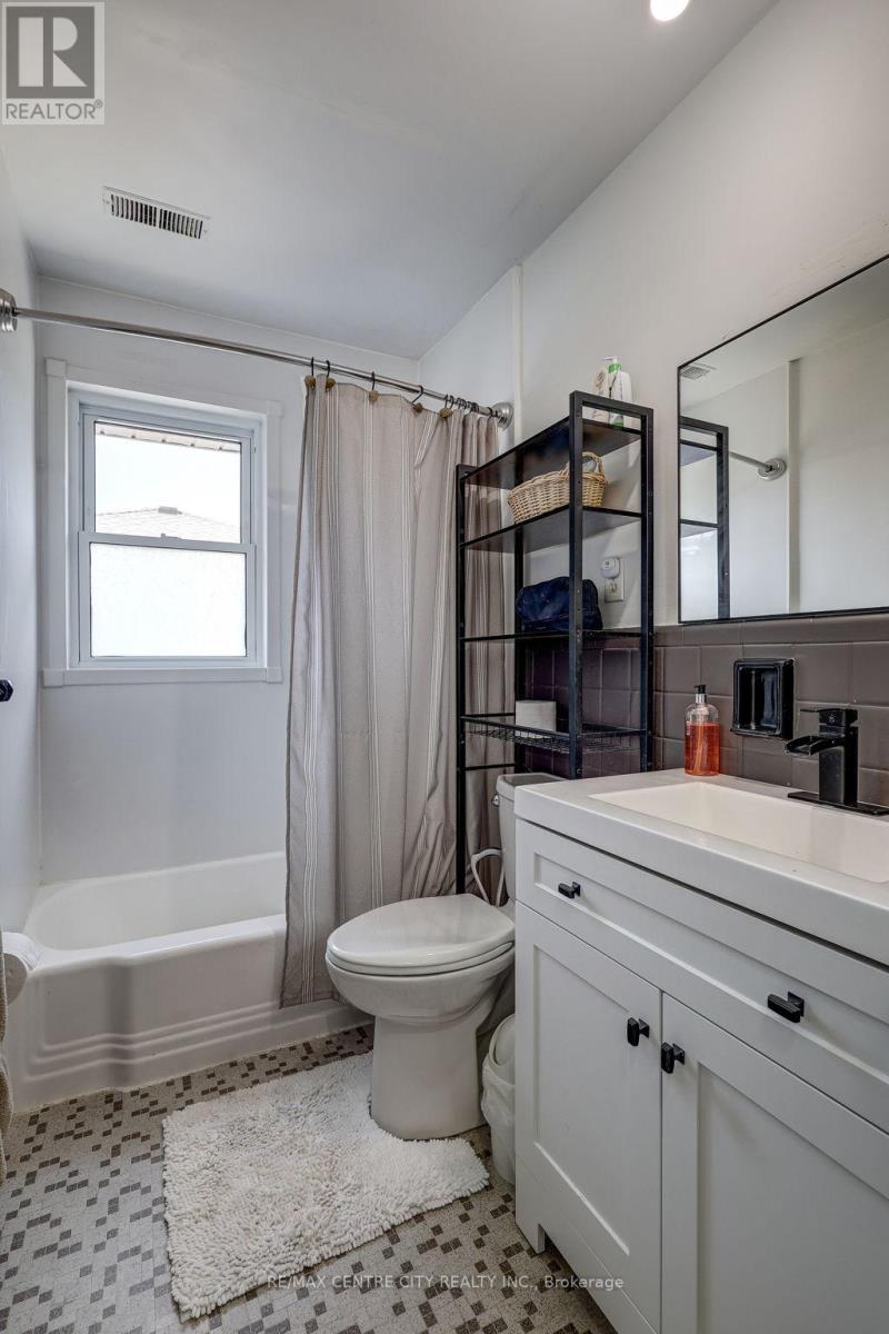587 Lambton Street Property Photo 40