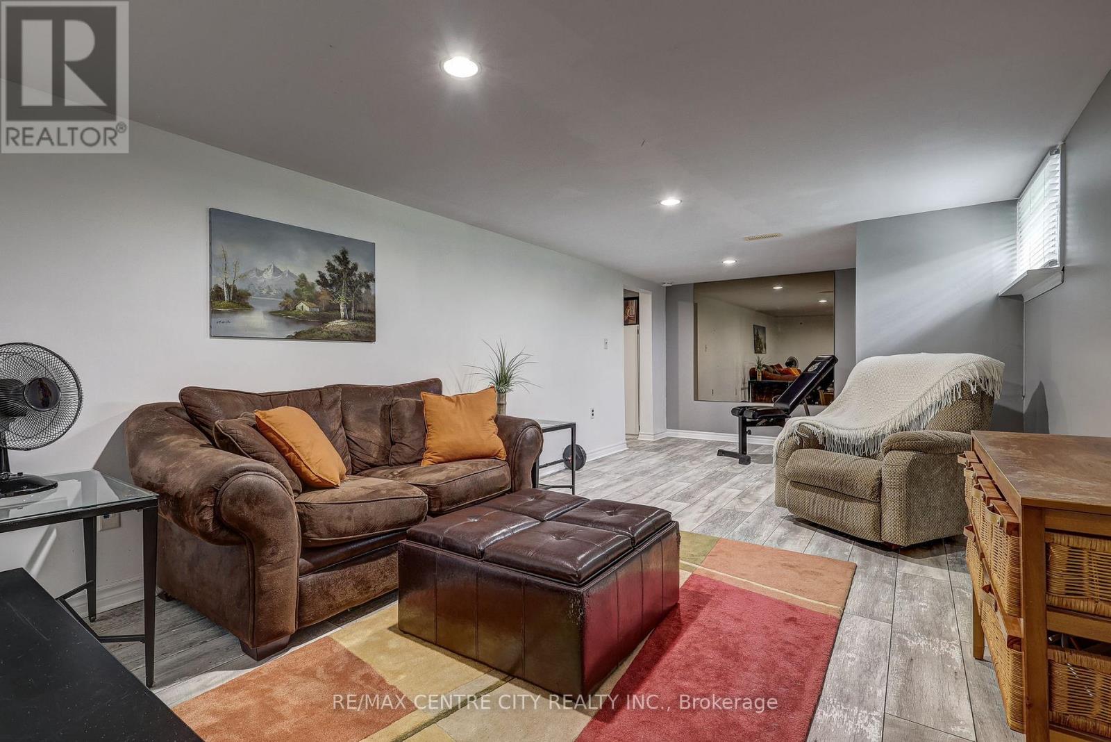 587 Lambton Street Property Photo 41