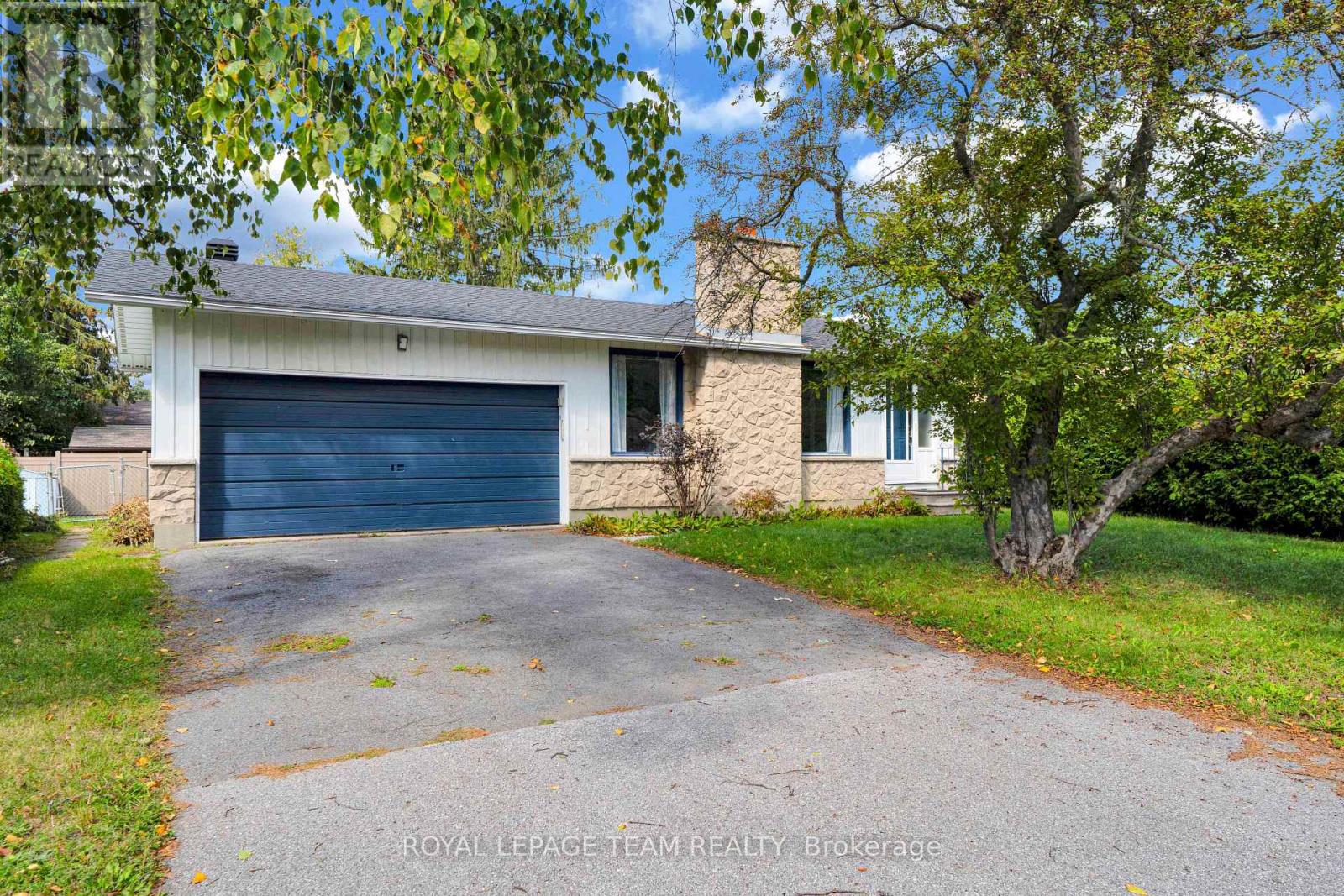 101 COUNTRY LANE W Property Photo 1