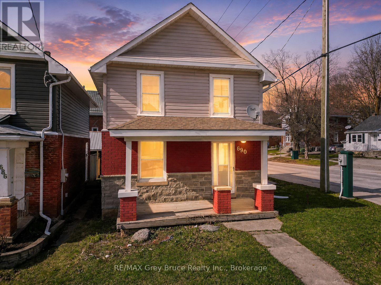 690 8TH STREET E Property Photo 1