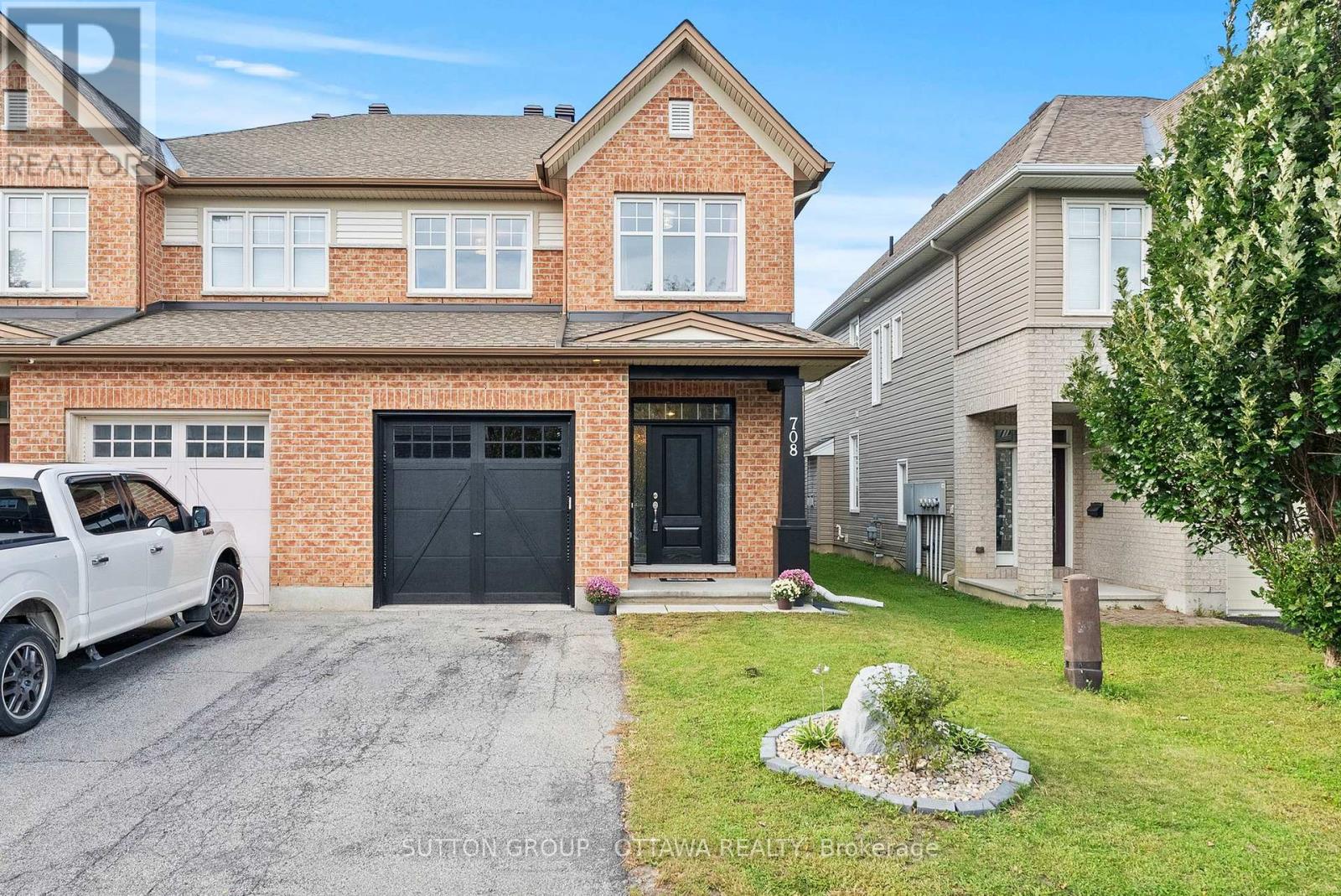 708 Hazelnut Crescent Property Photo 1