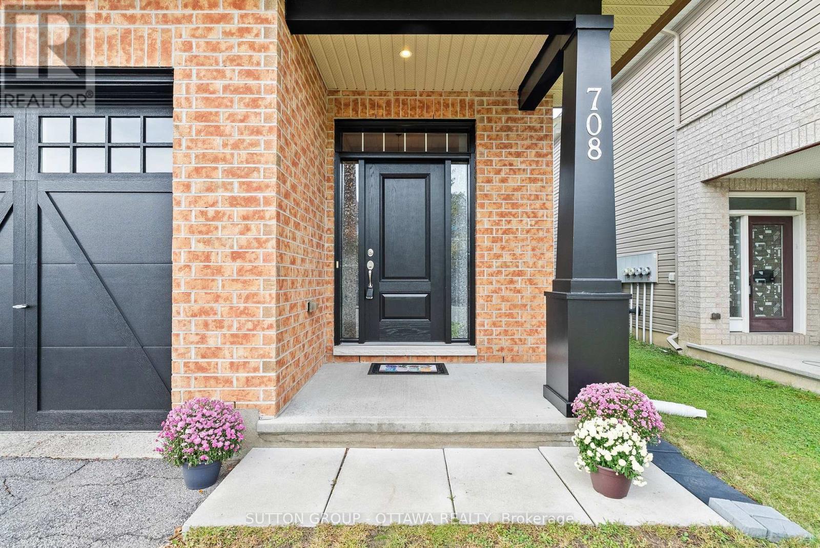 708 Hazelnut Crescent Property Photo 2