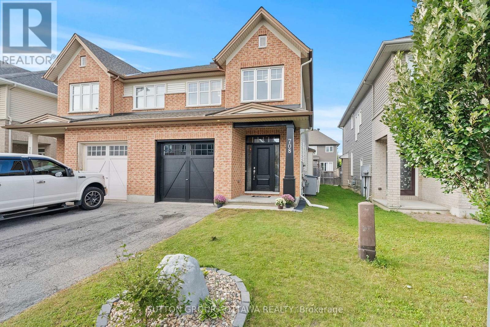 708 Hazelnut Crescent Property Photo 3