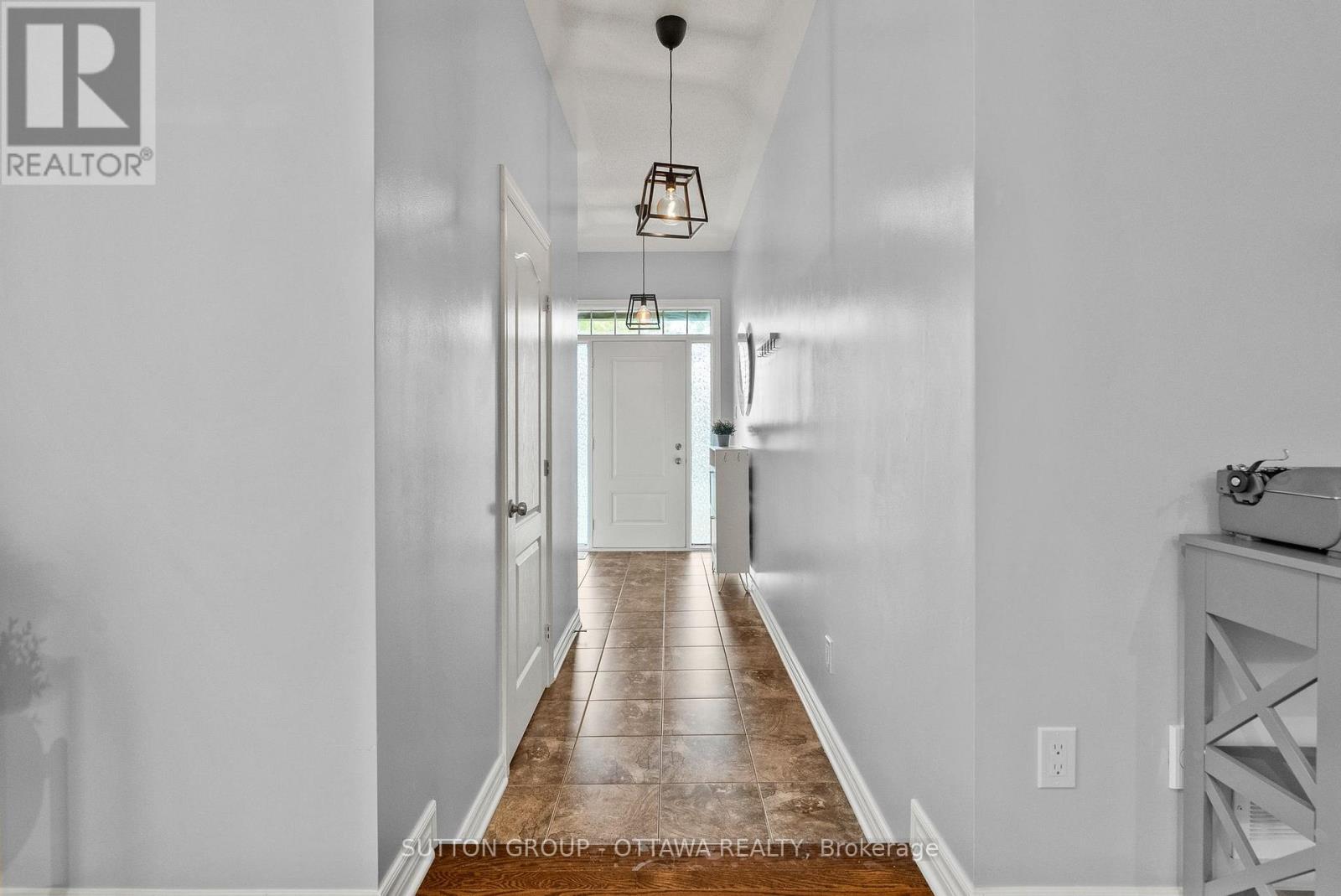708 Hazelnut Crescent Property Photo 5