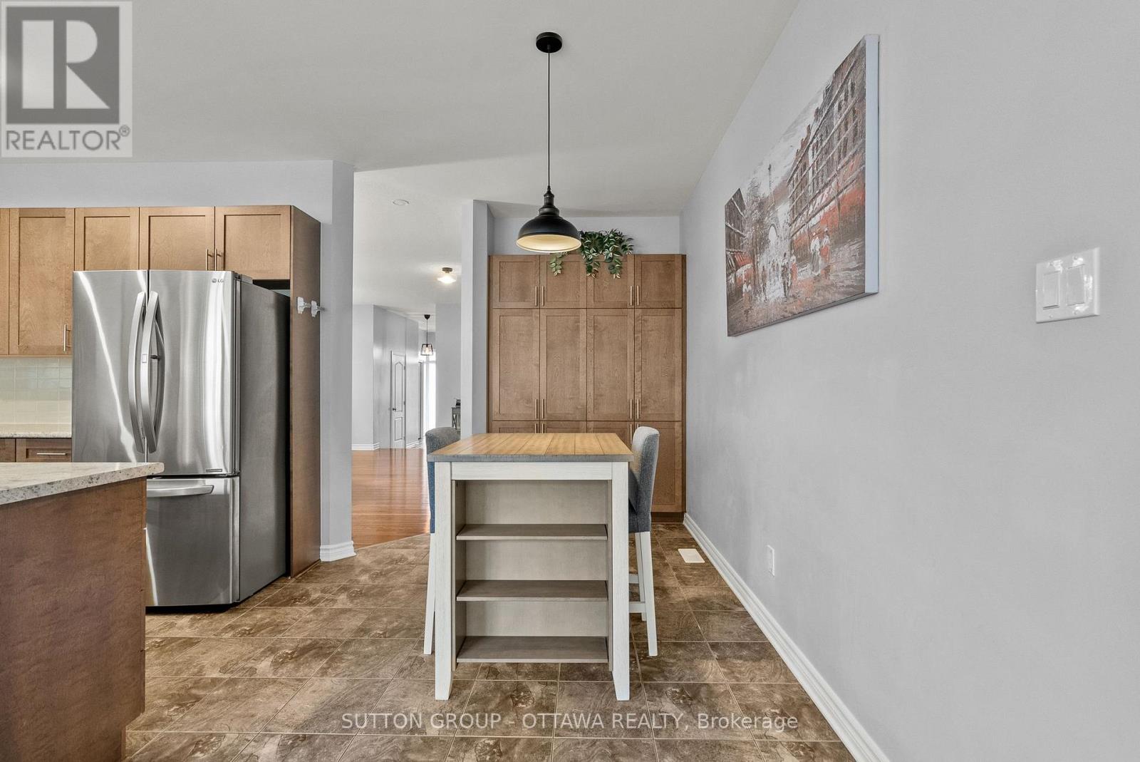 708 Hazelnut Crescent Property Photo 13