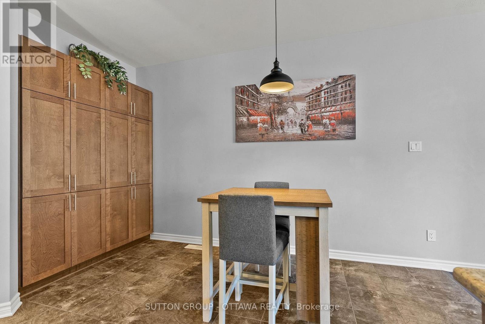708 Hazelnut Crescent Property Photo 14