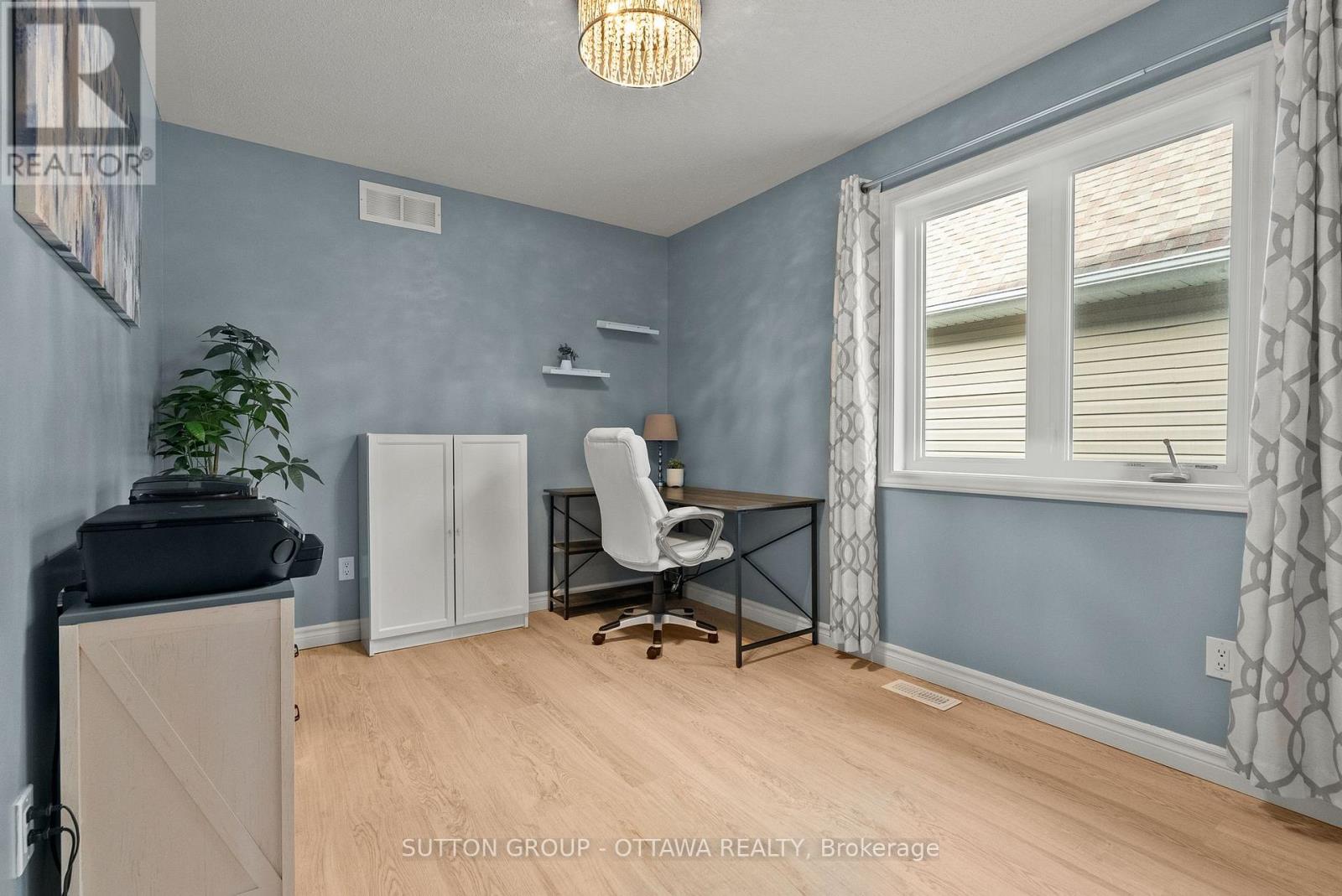 708 Hazelnut Crescent Property Photo 33